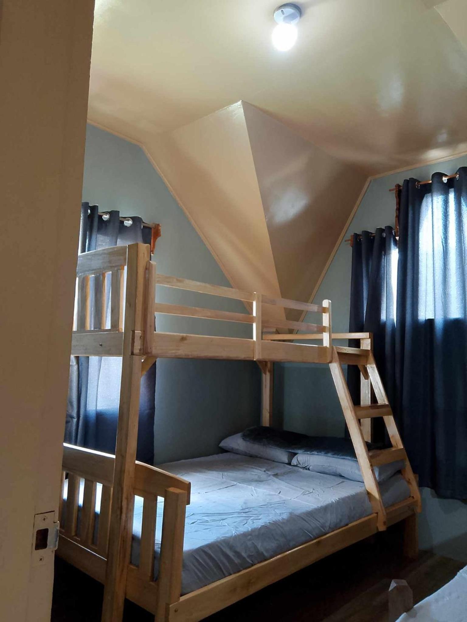 Five-Bedroom House photo 1