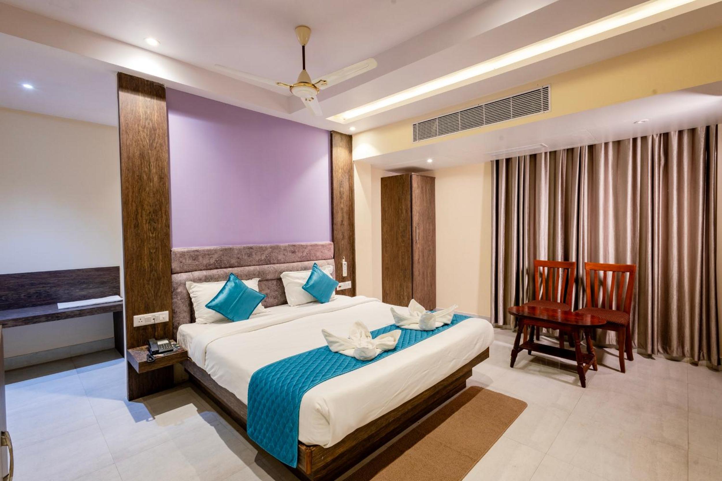 Deluxe Double Room (2 Adults + 1 Child) - Photo 1