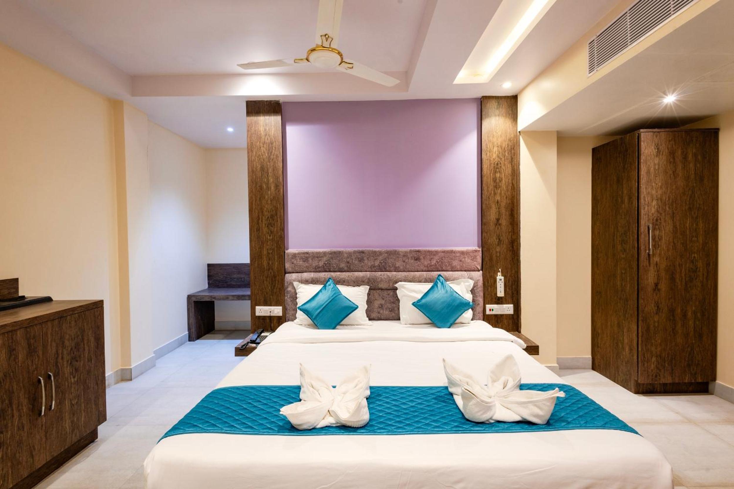 Deluxe Double Room (2 Adults + 1 Child) - Photo 14