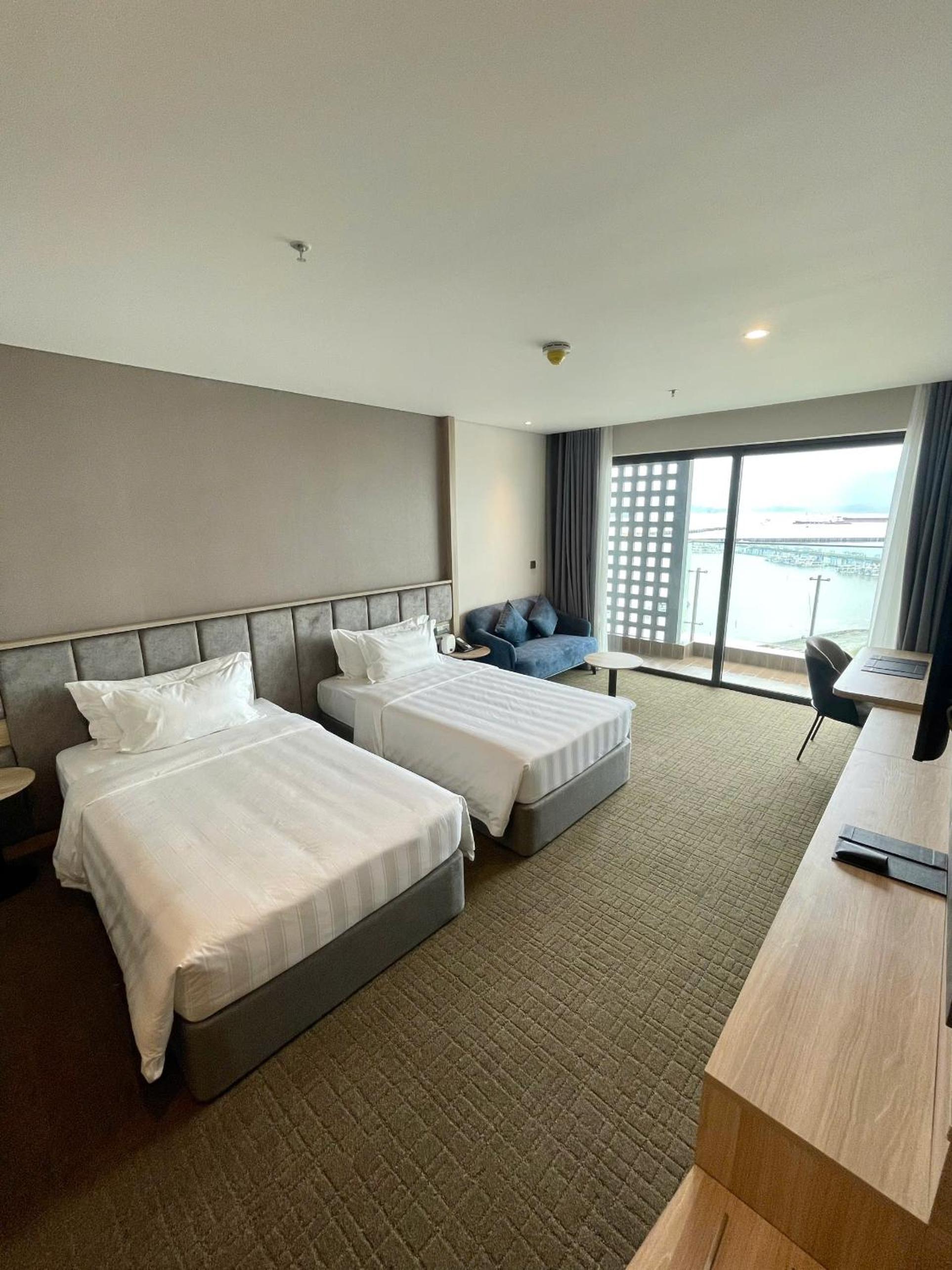 Deluxe Twin Room with Ocean View photo 3