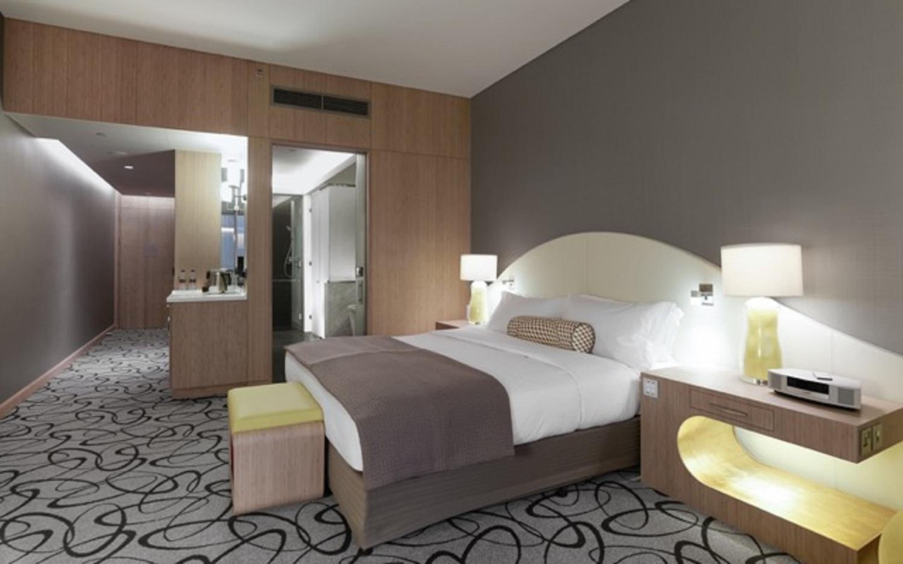 Luxury Room with King Bed and Coastline View thumbnail 5