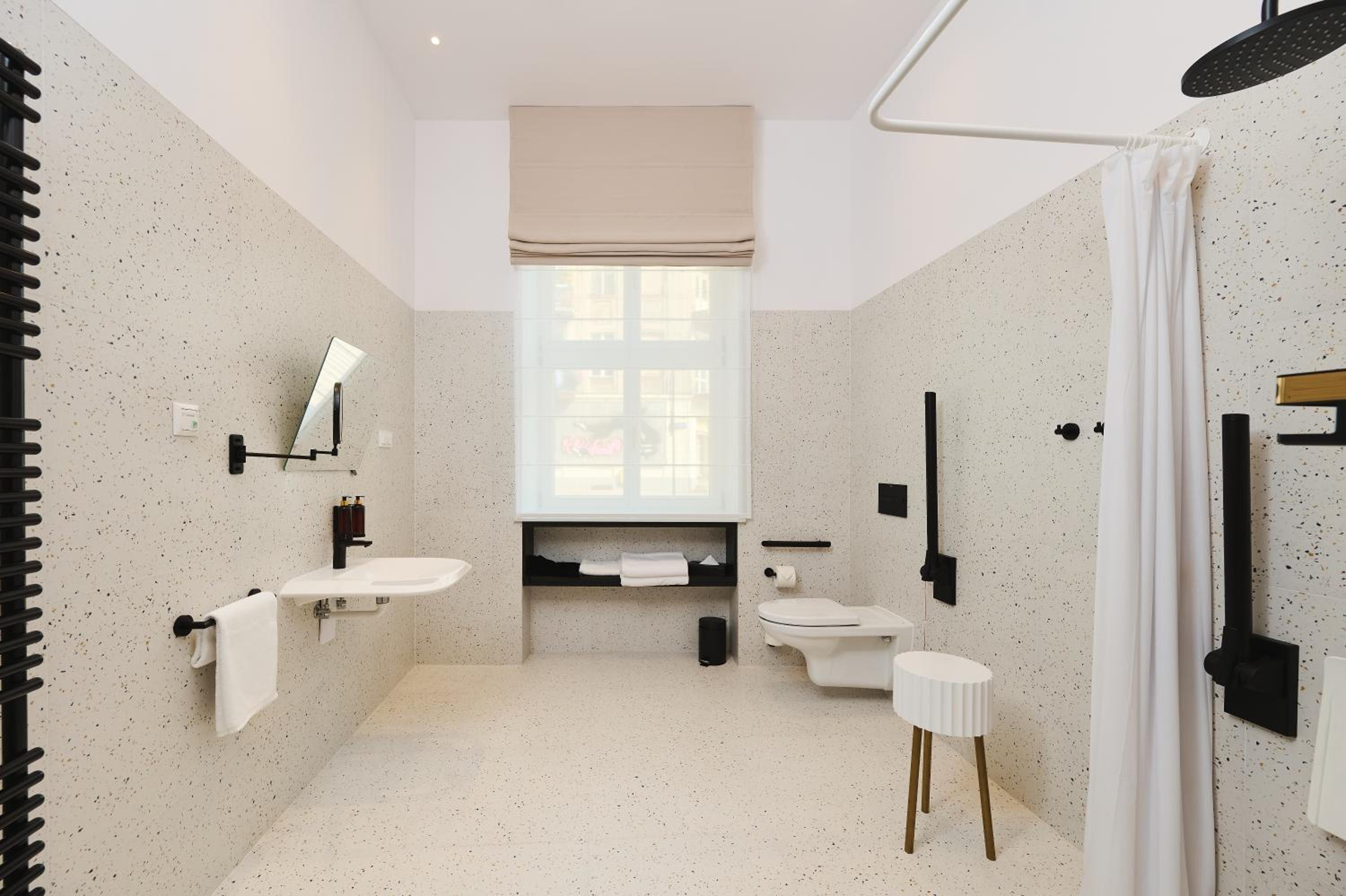 Twin Room with Walk-In Shower - Disability Access/Non-Smoking - Photo 2