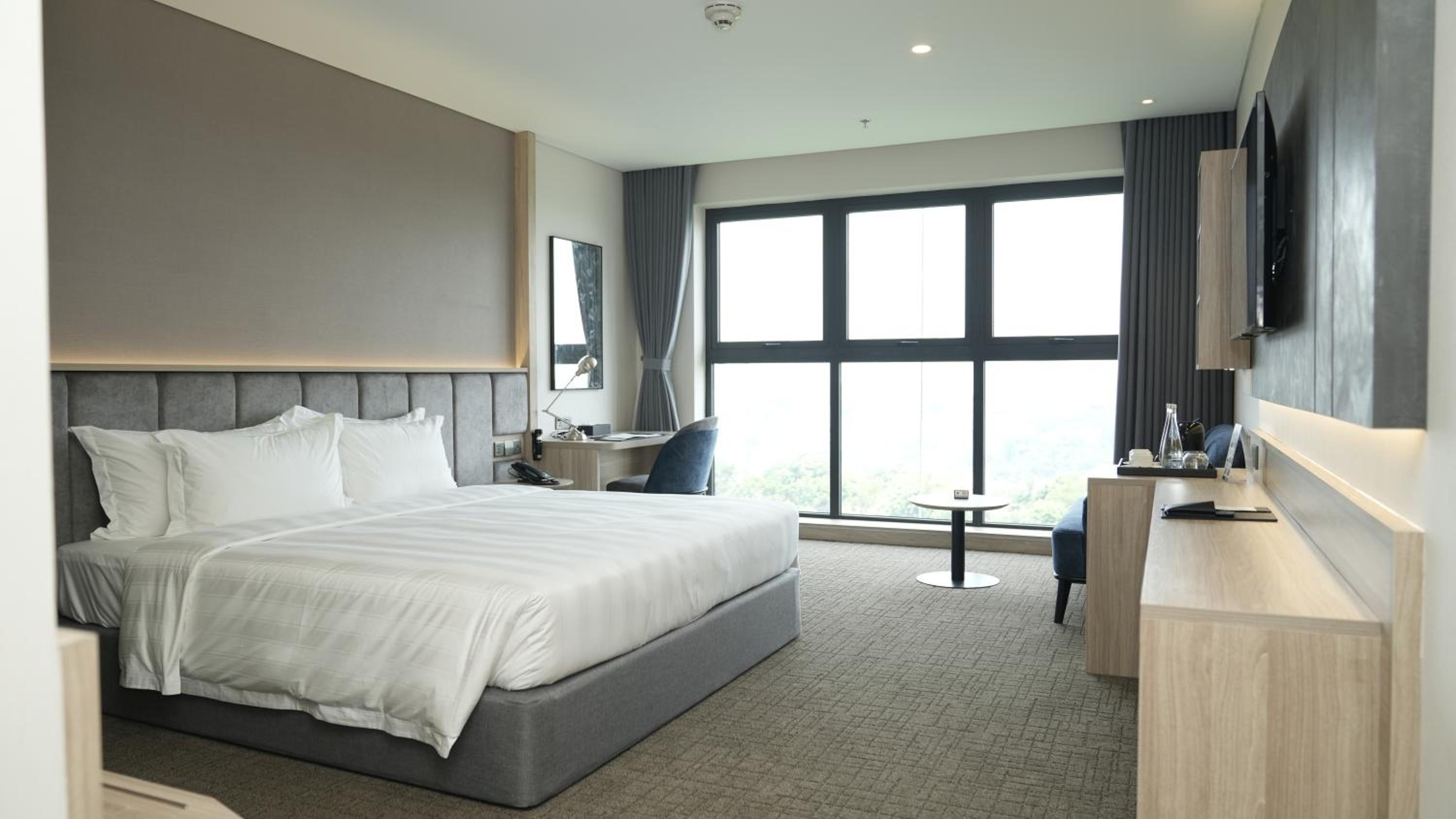 Superior Garden King Room with Hill View photo 3