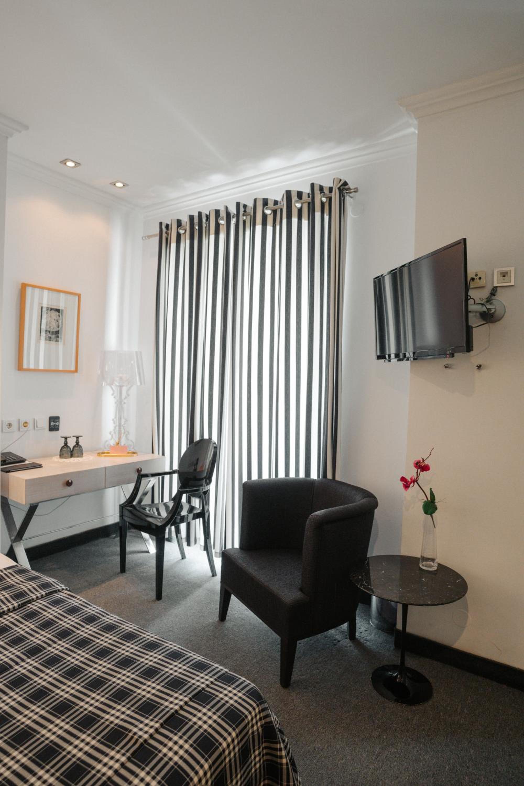 Deluxe Double Room with Balcony - Photo 9