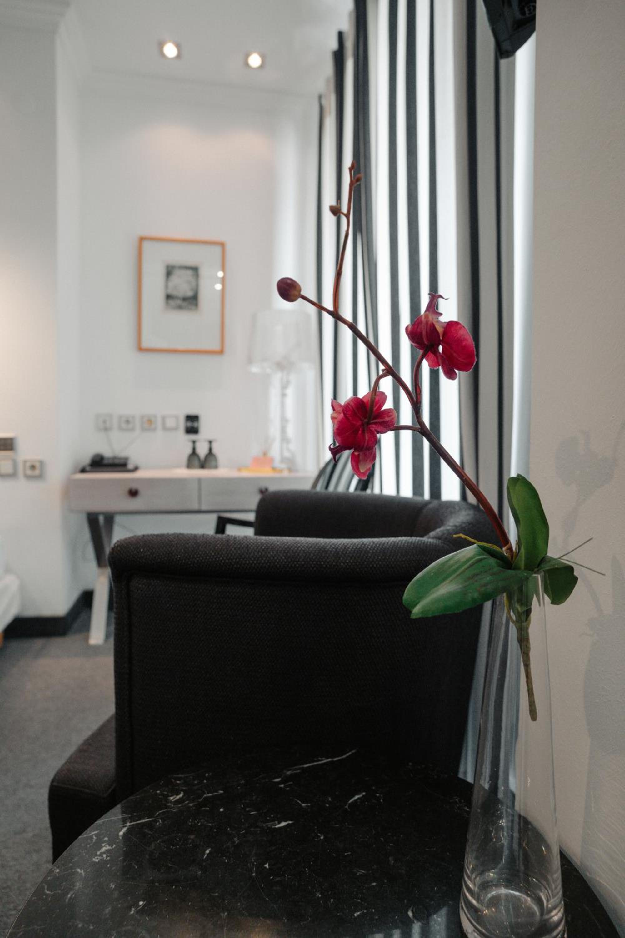 Deluxe Double Room with Balcony - Photo 8