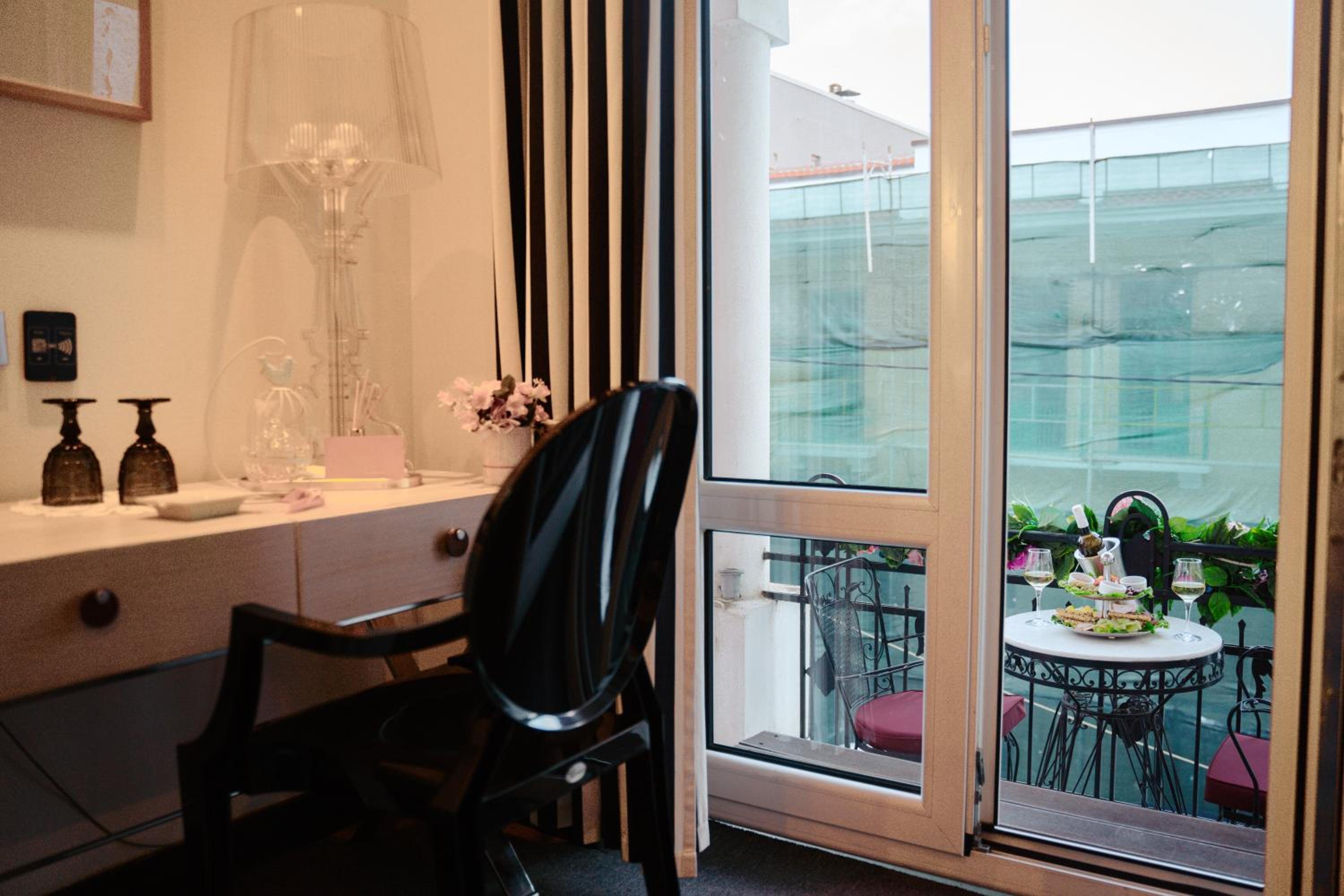 Deluxe Double Room with Balcony - Photo 7