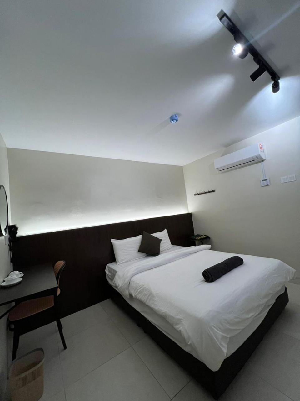 Deluxe Queen Room - Photo 6