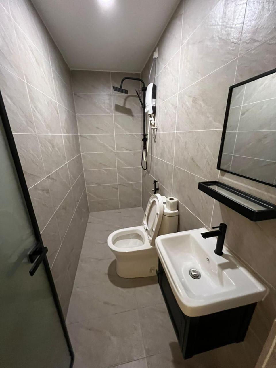 Deluxe Queen Room - Photo 9