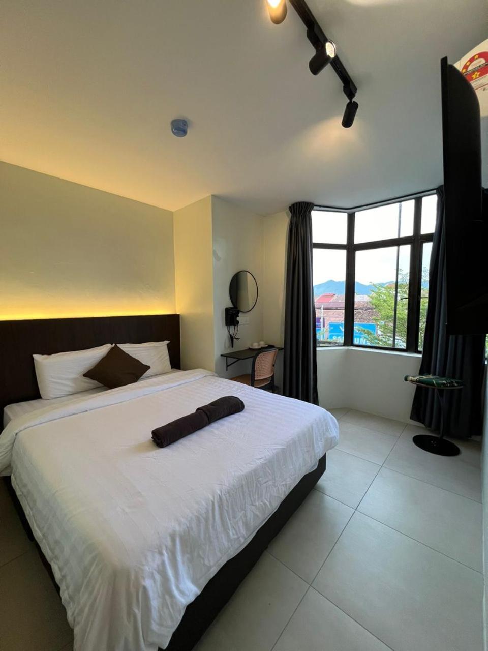 Deluxe Queen Room - Photo 7
