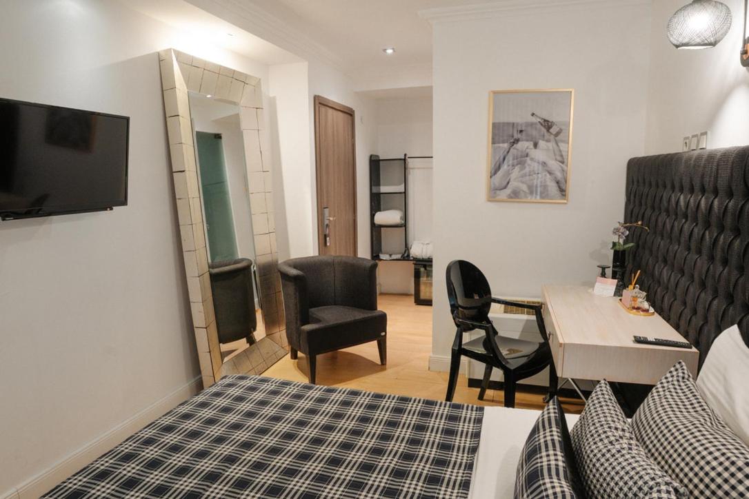 Budget Double Room - Photo 9