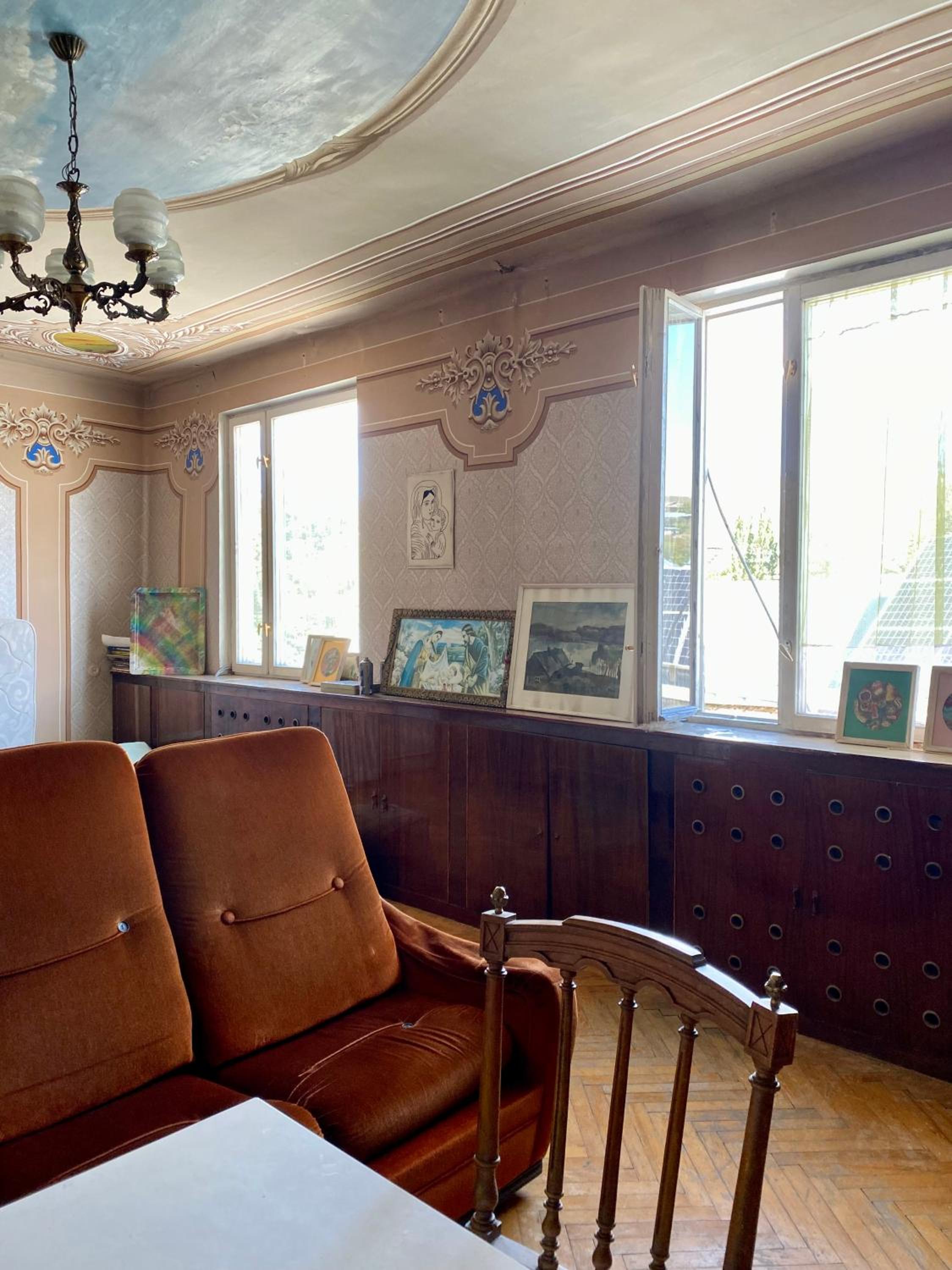 Family Room with Mountain View photo 1