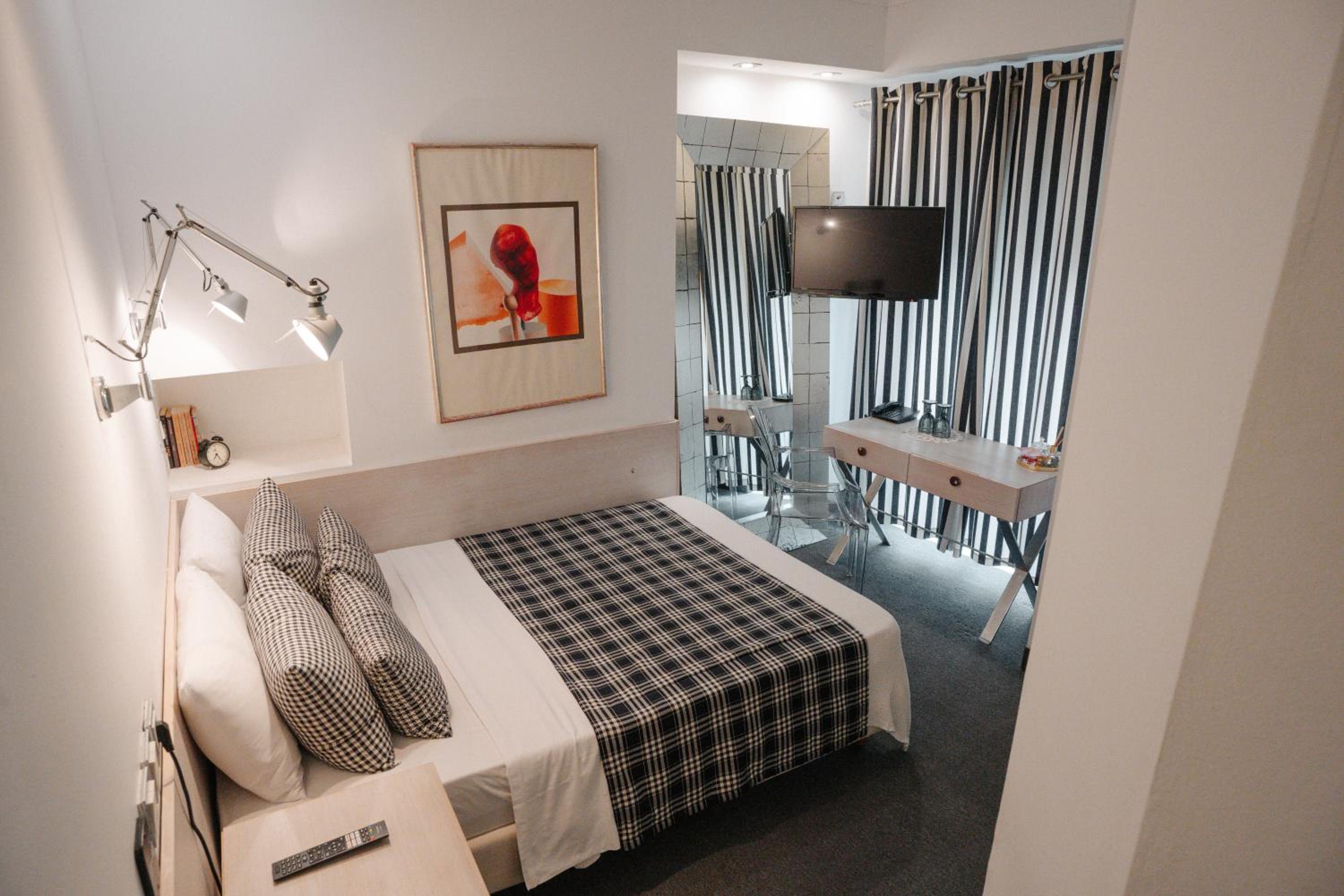 Small Double Room - Photo 10