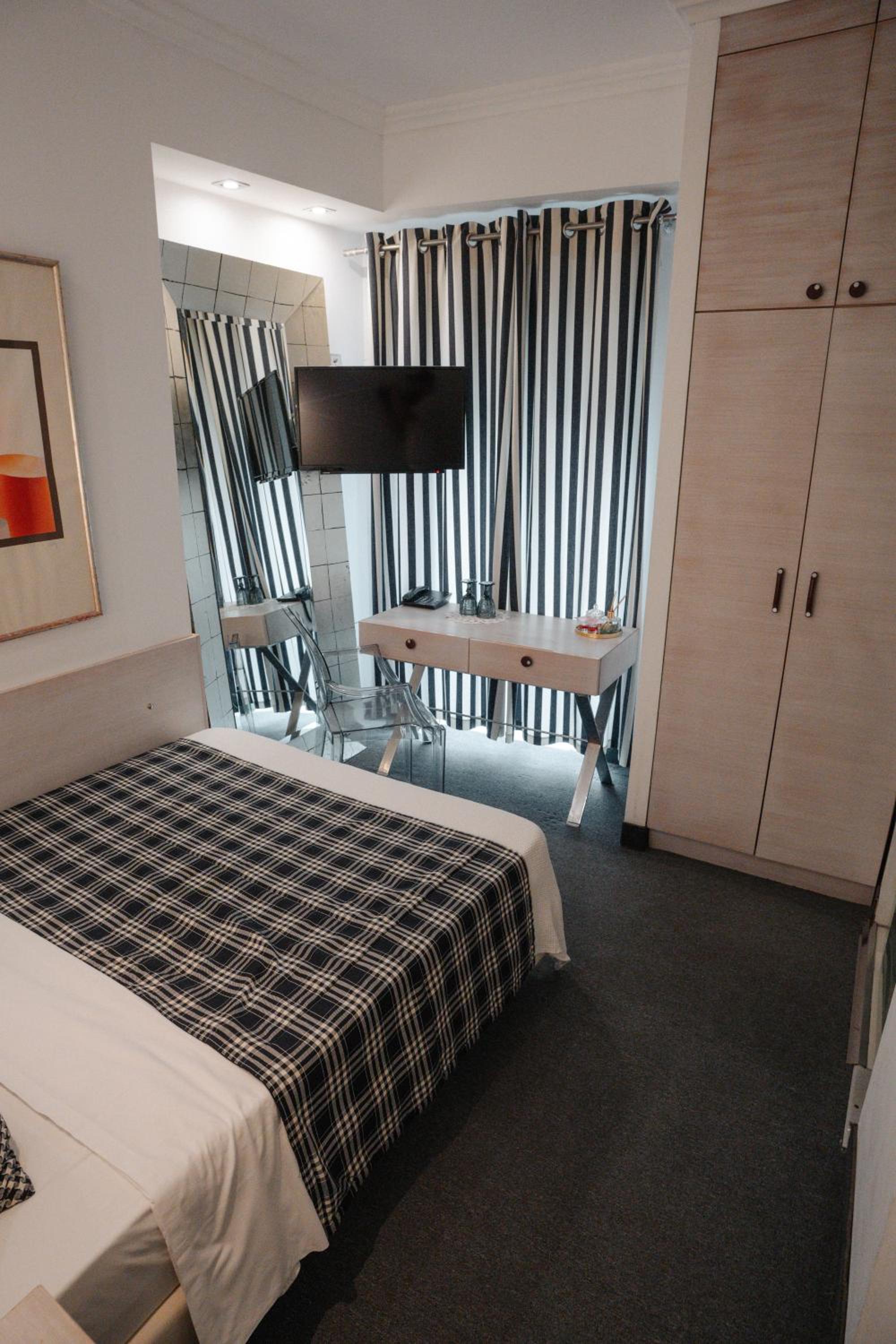 Small Double Room - Photo 12