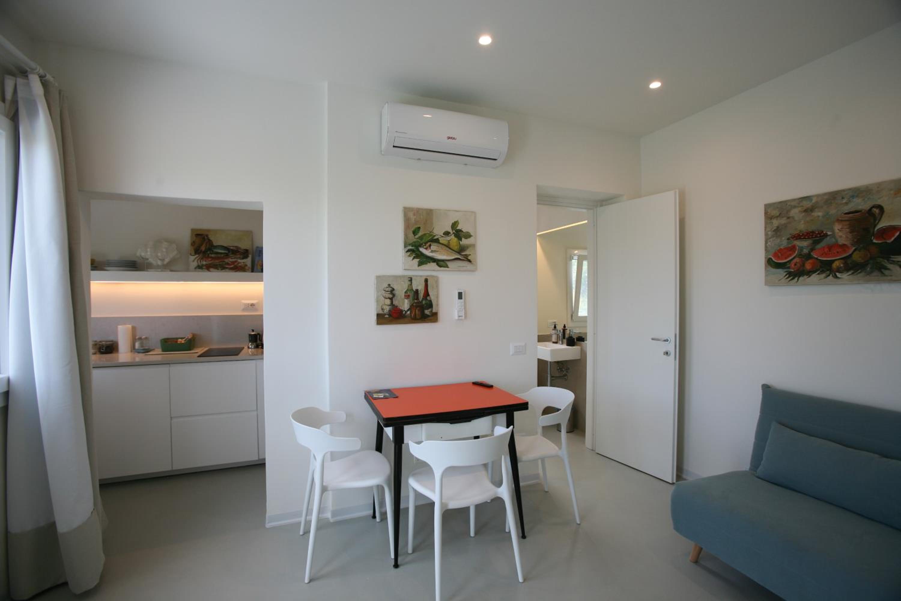 One-Bedroom Apartment with Balcony and Sea View photo 3