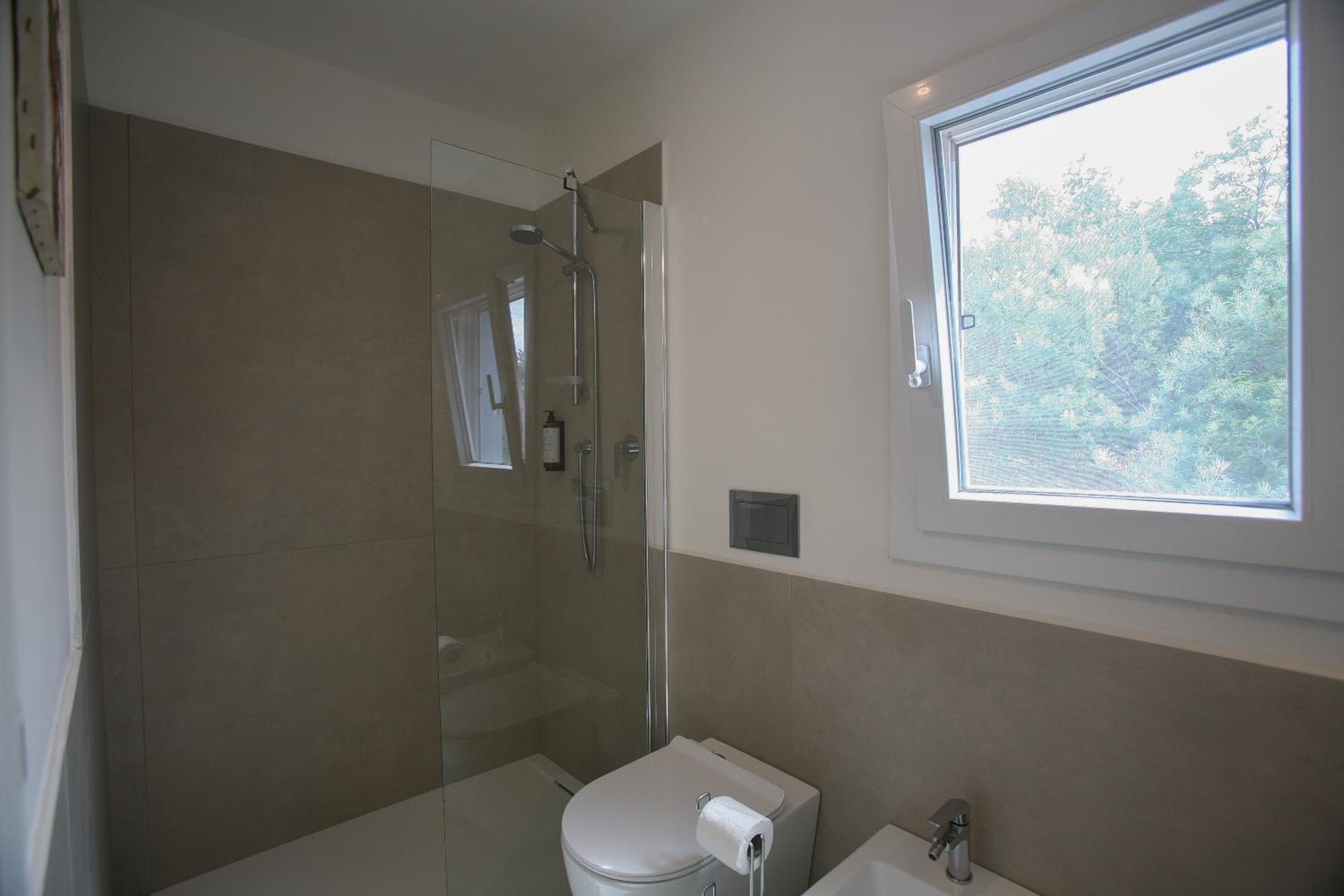 One-Bedroom Apartment with Balcony and Sea View photo 2