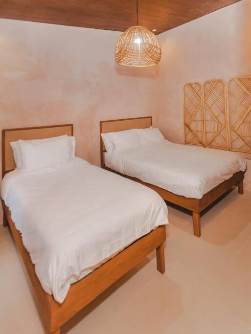 Five-Bedroom House photo 1