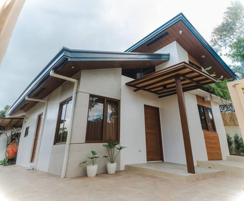 Five-Bedroom House photo 3