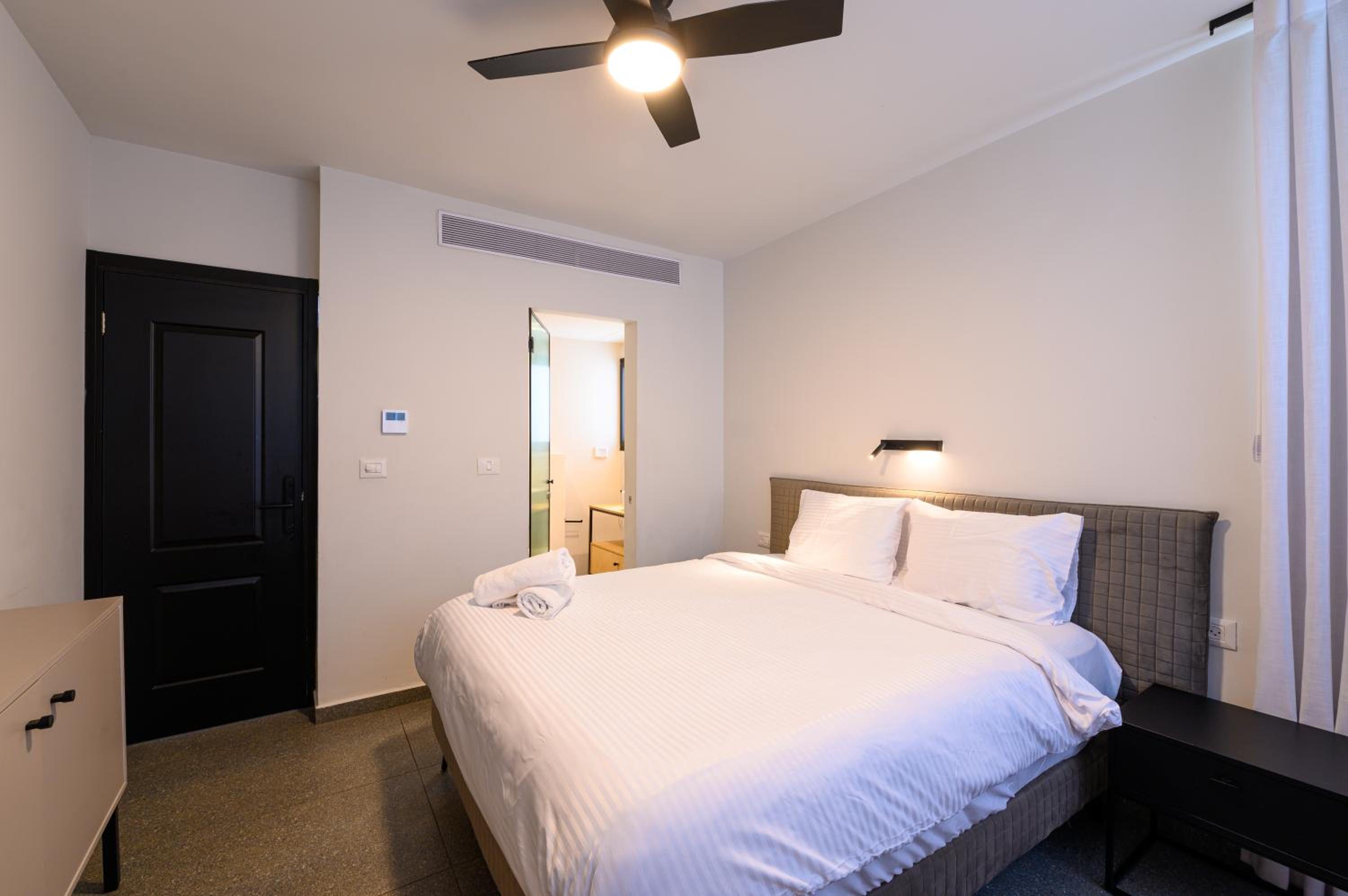 Queen Suite with Pool View