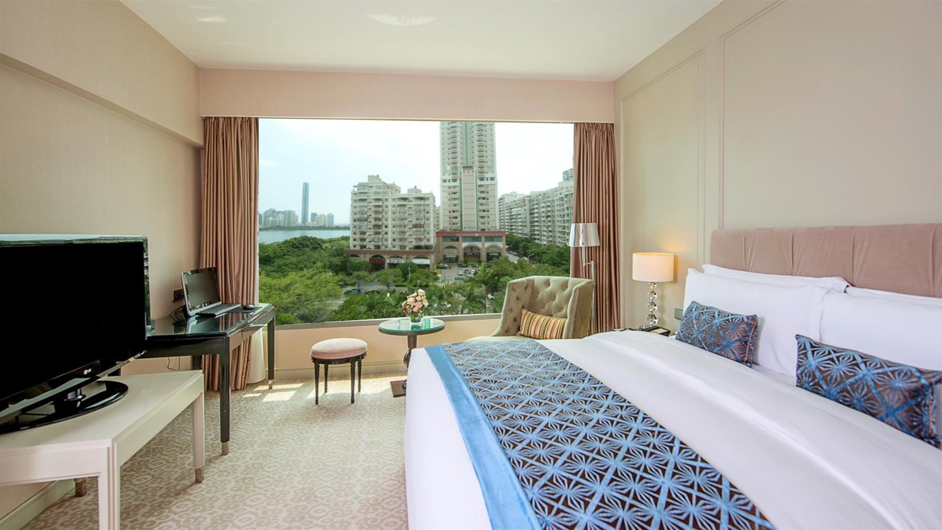 Deluxe Suite King （Complimentary soft drinks and snacks in mini bar） - Photo 1