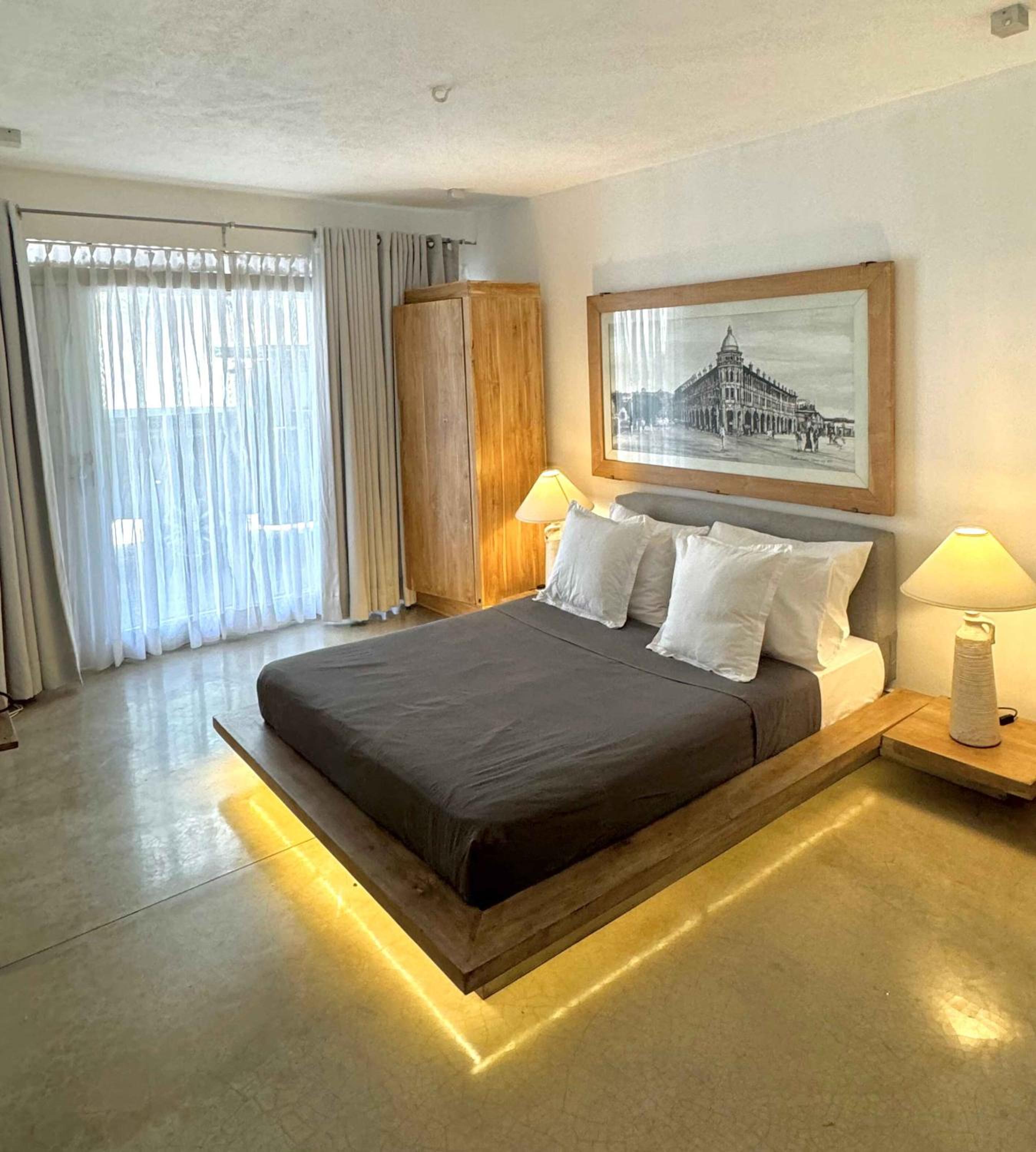 Deluxe Queen Suite photo 3