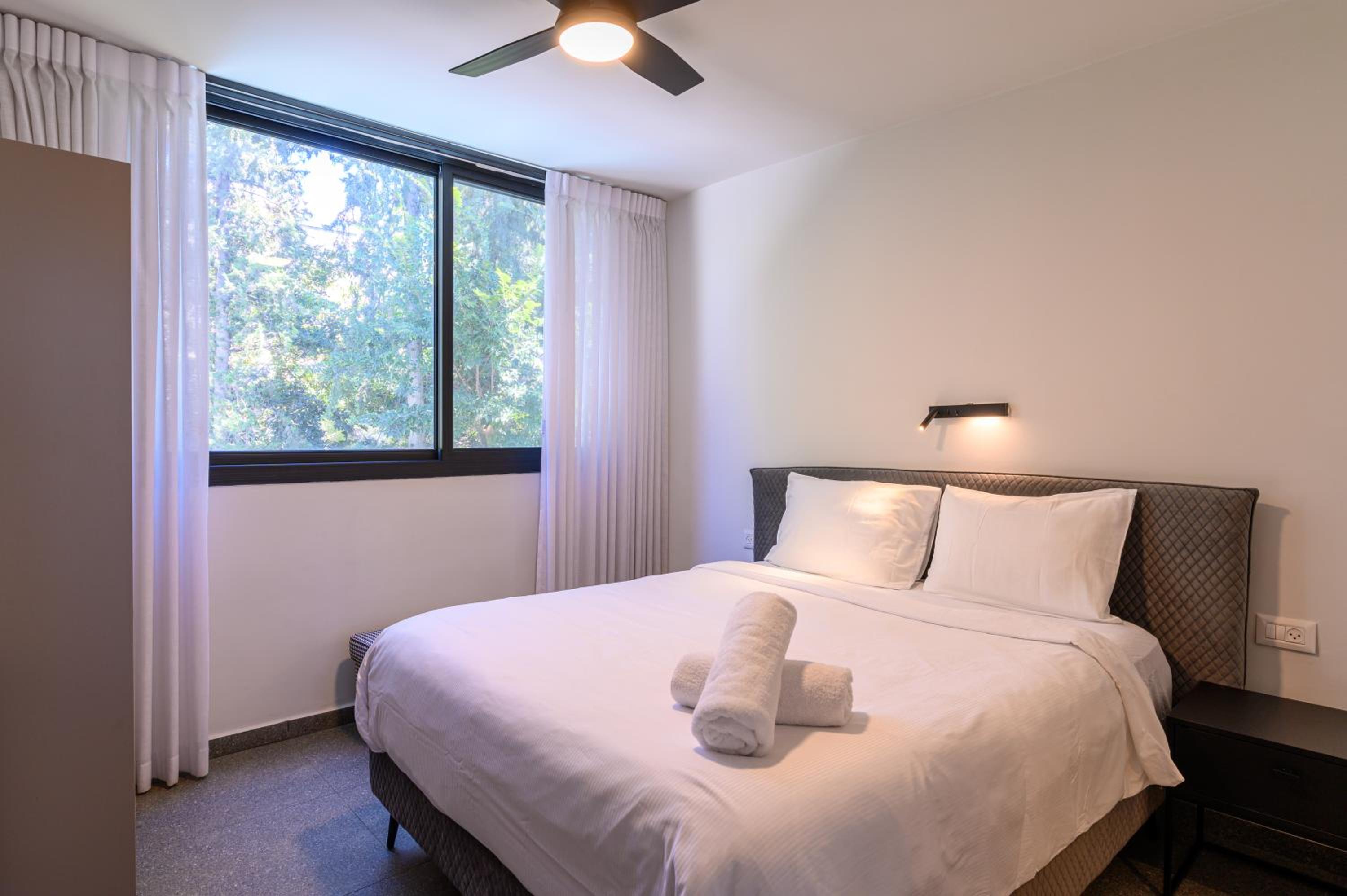 Queen Suite with Pool View