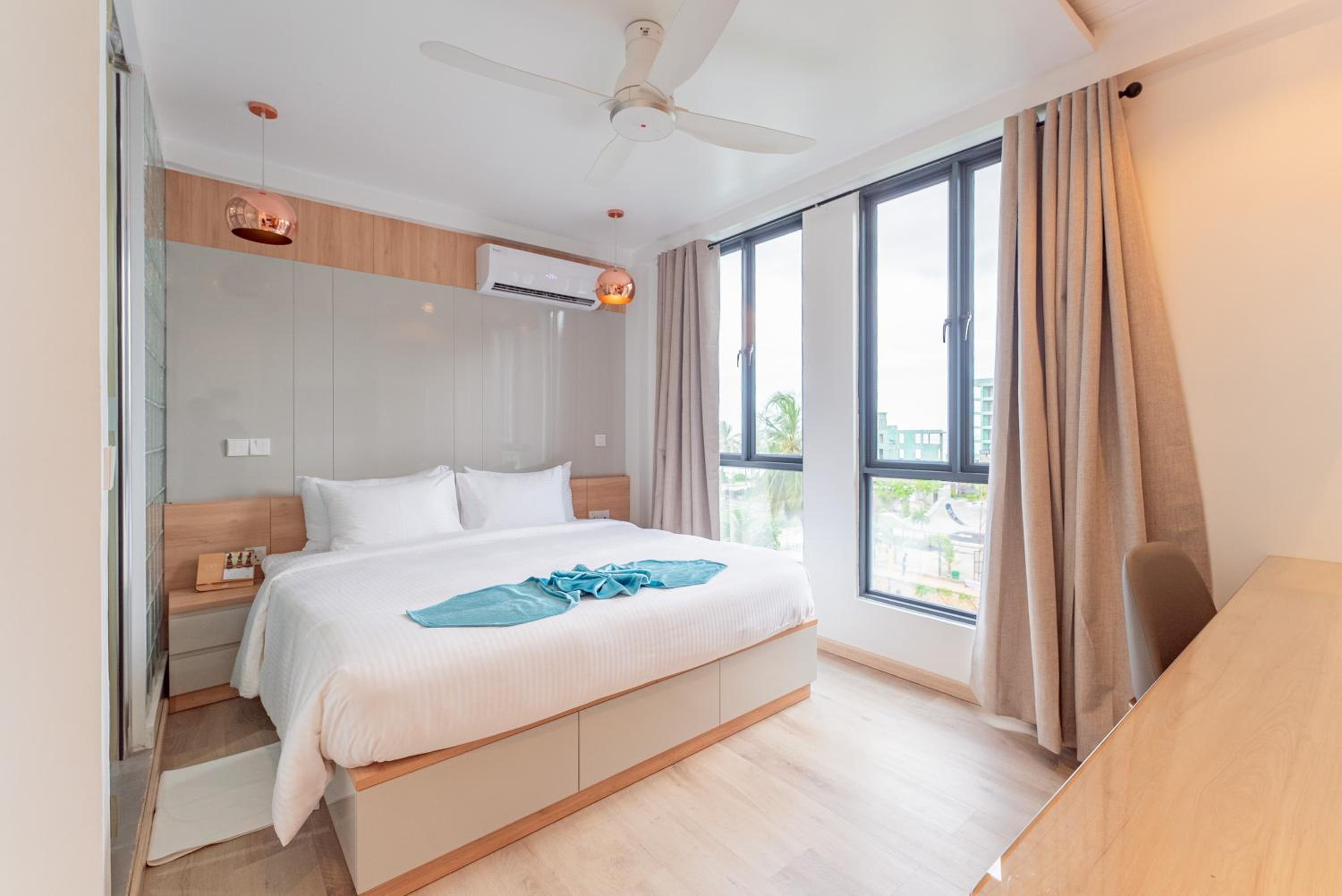 Deluxe King Room photo 3