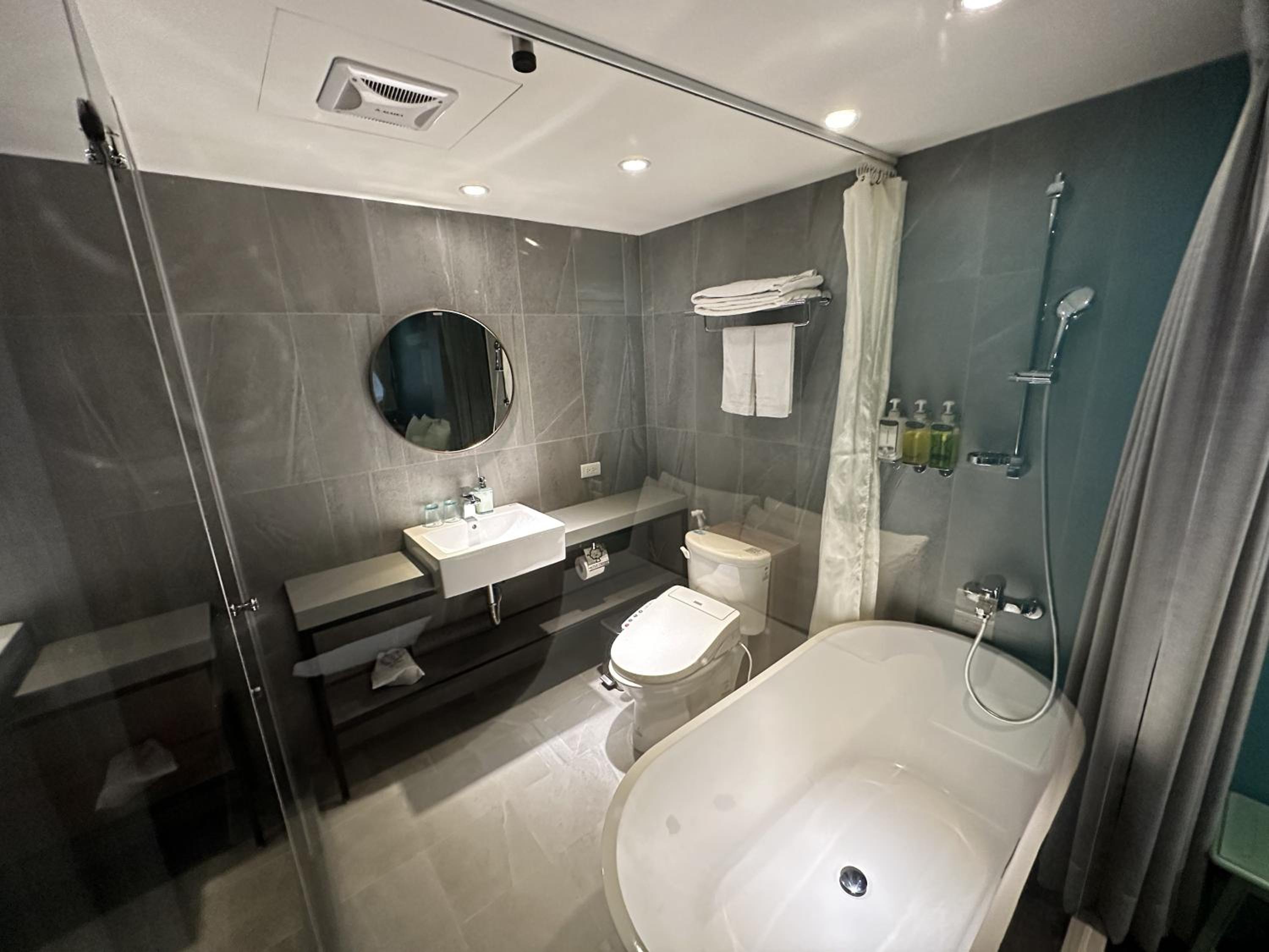 Executive Double Room with Bathtub photo 3