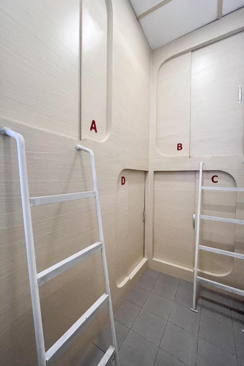 Queen Room with Shared Bathroom photo 2
