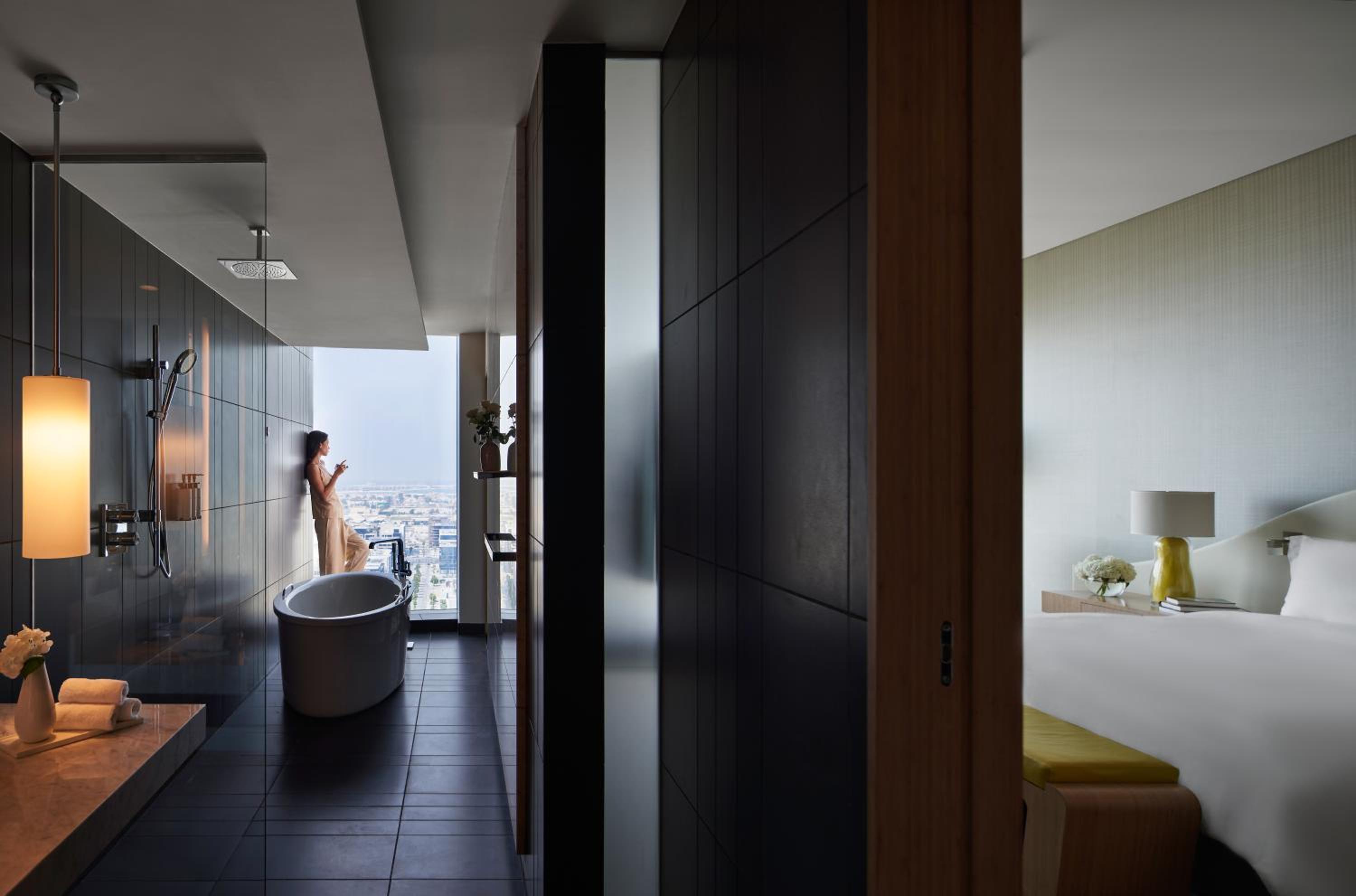 Luxury Room with King Bed and Coastline View thumbnail 6