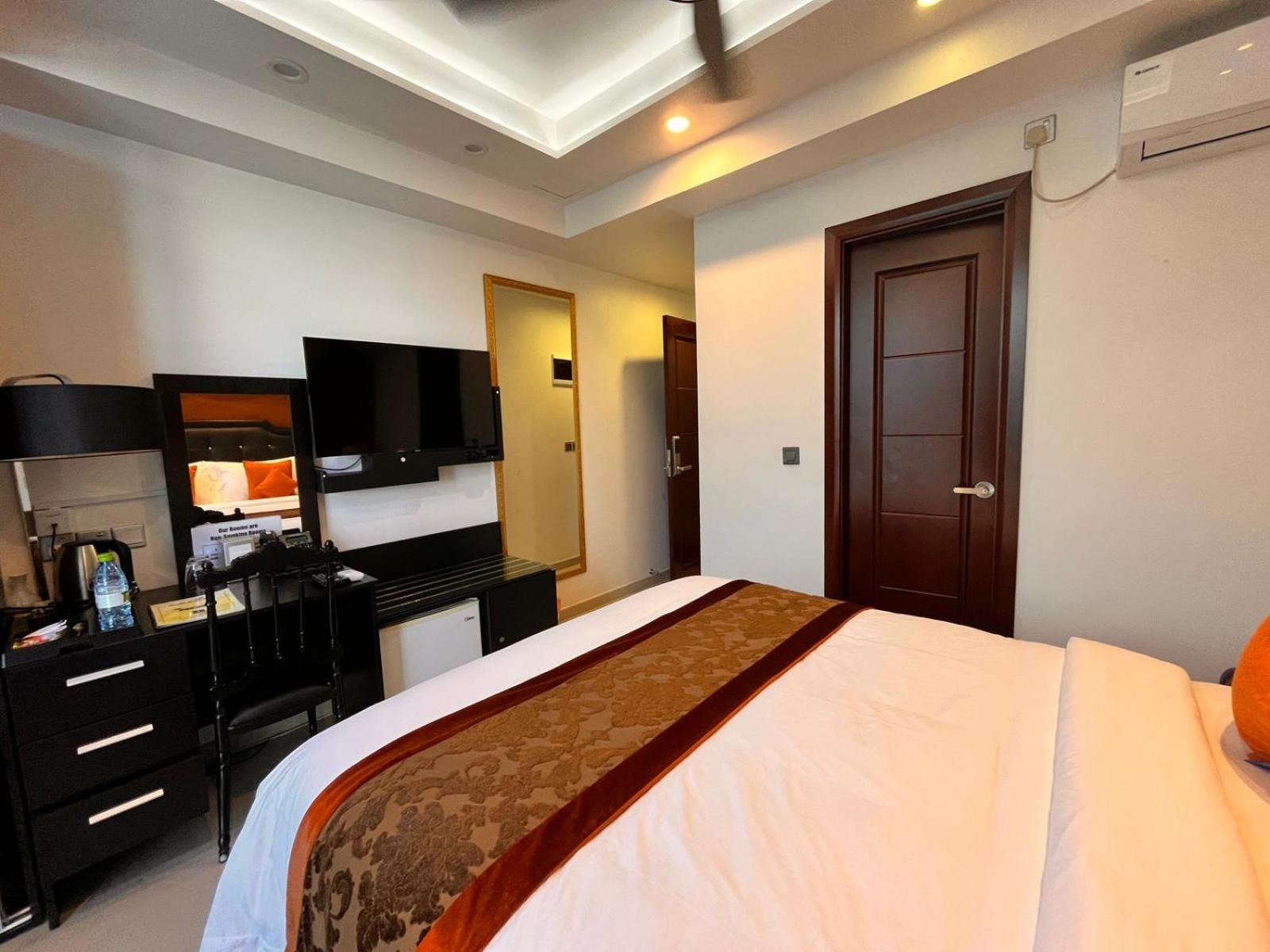 Deluxe Double Room with Sea View - Photo 13