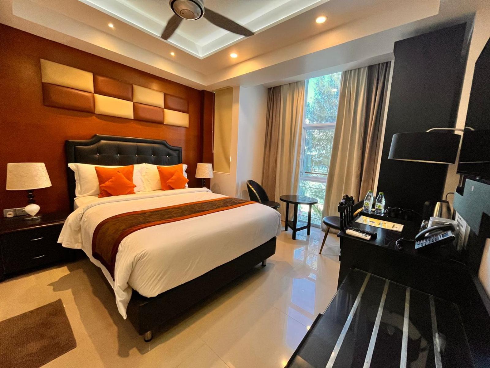 Deluxe Double Room with Sea View - Photo 10