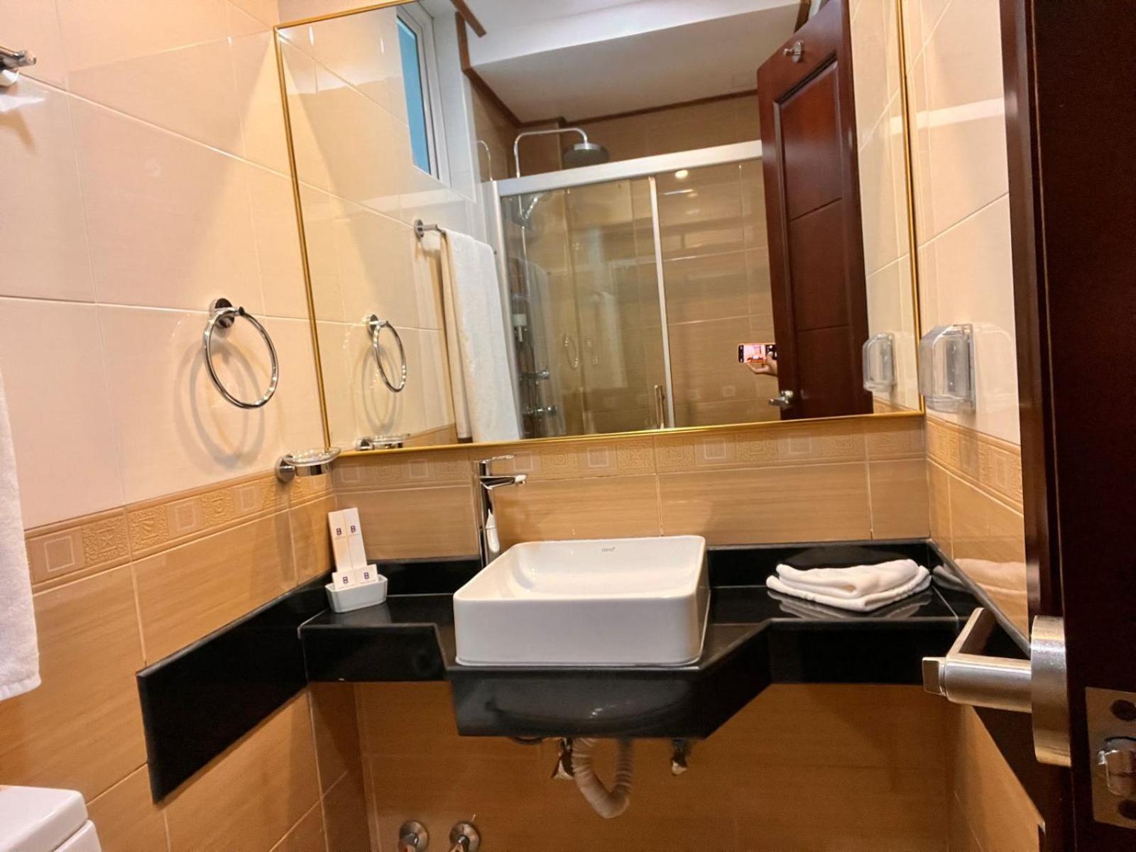 Deluxe Double Room - Photo 9