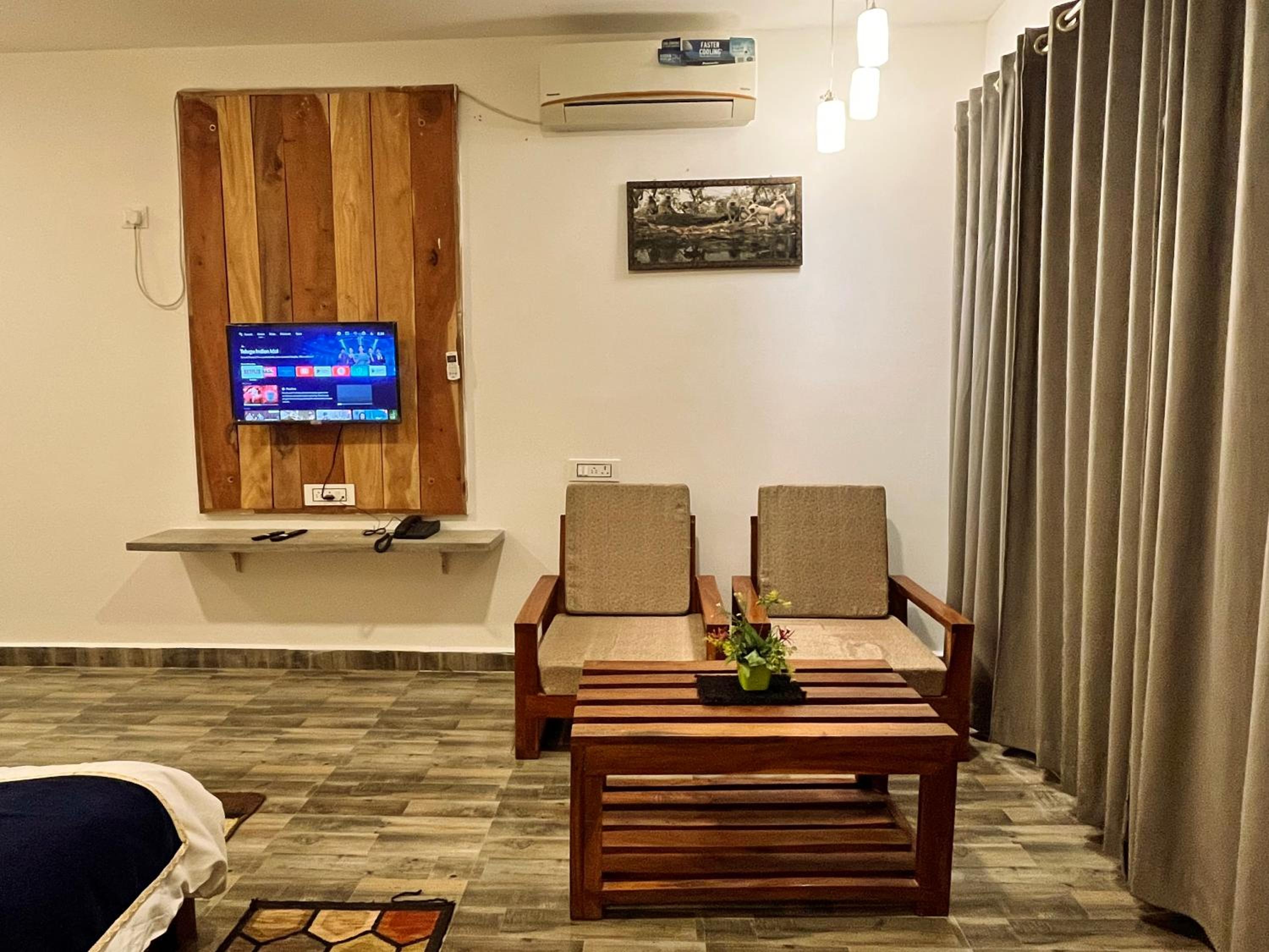 Deluxe Double Room with Balcony photo 3