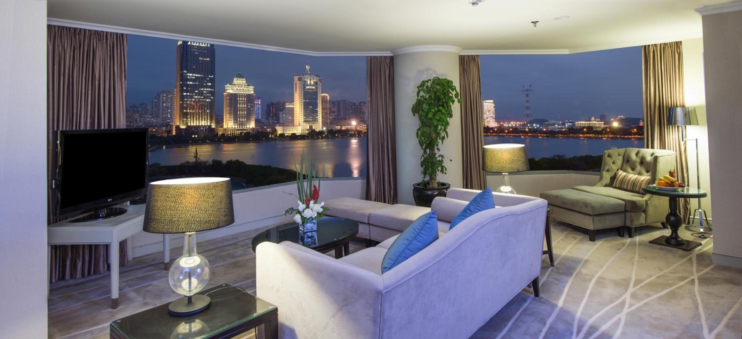 Premier Lake View Suite King（Complimentary soft drinks and snacks in mini bar） photo 2