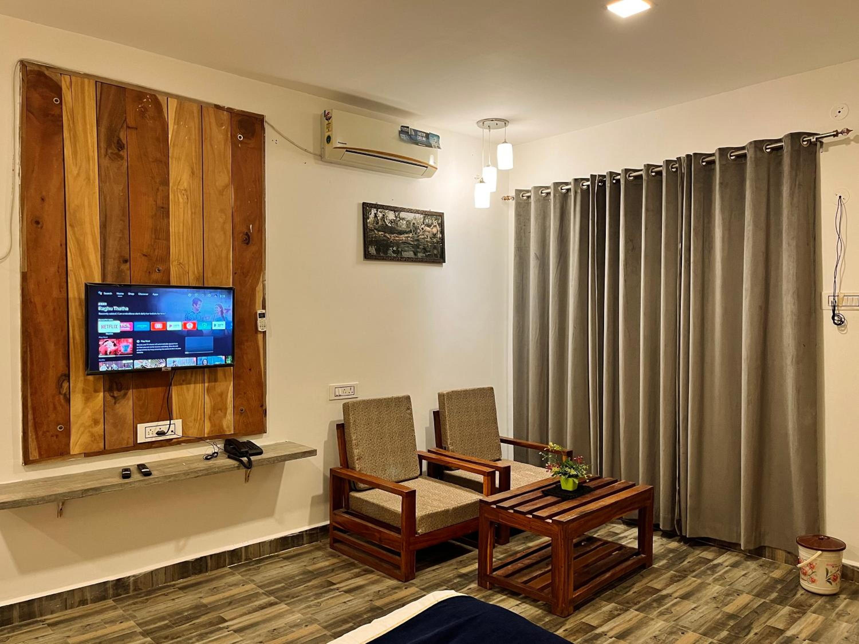 Deluxe Double Room with Balcony photo 2