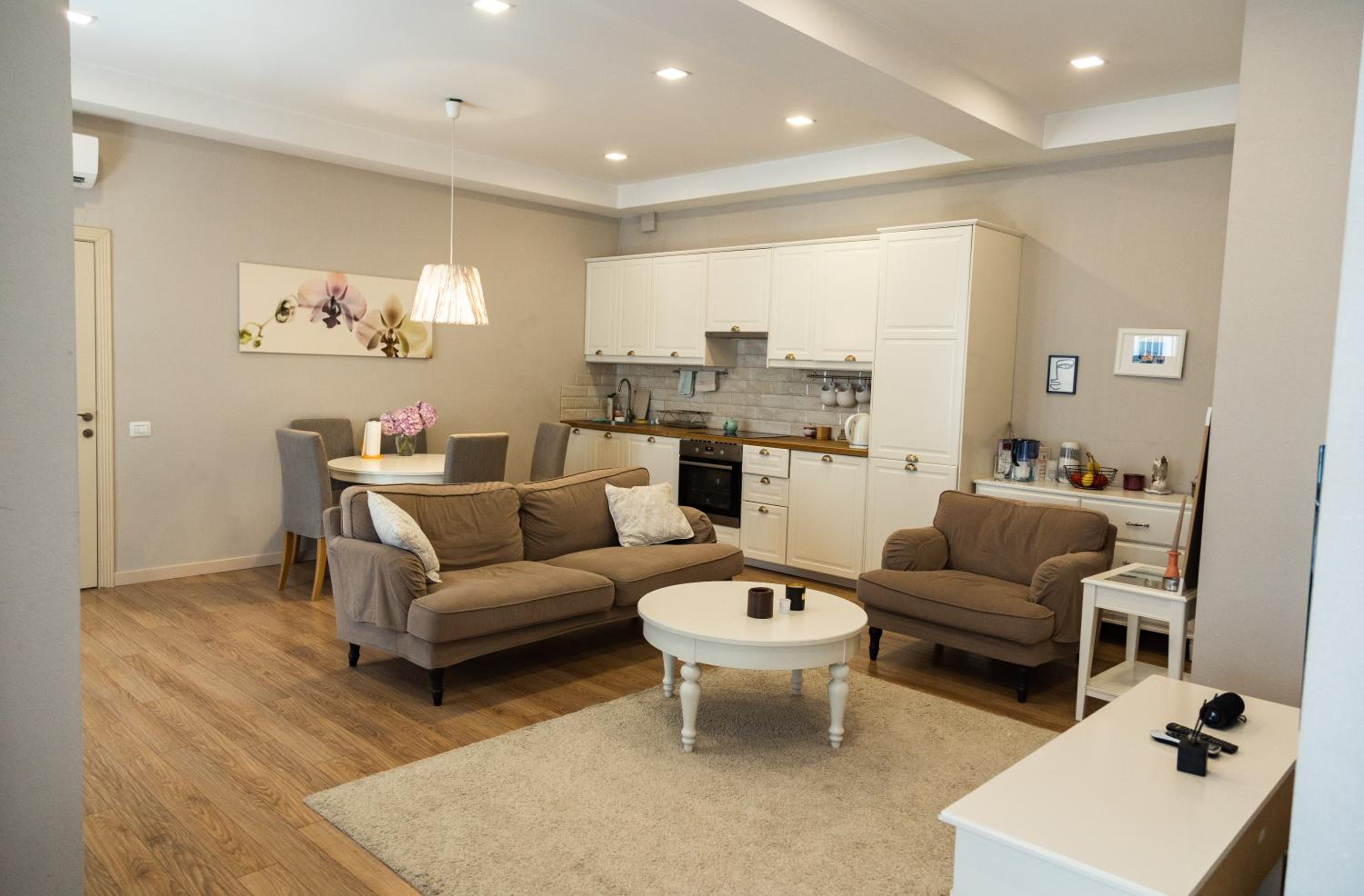 Deluxe One-Bedroom Apartment