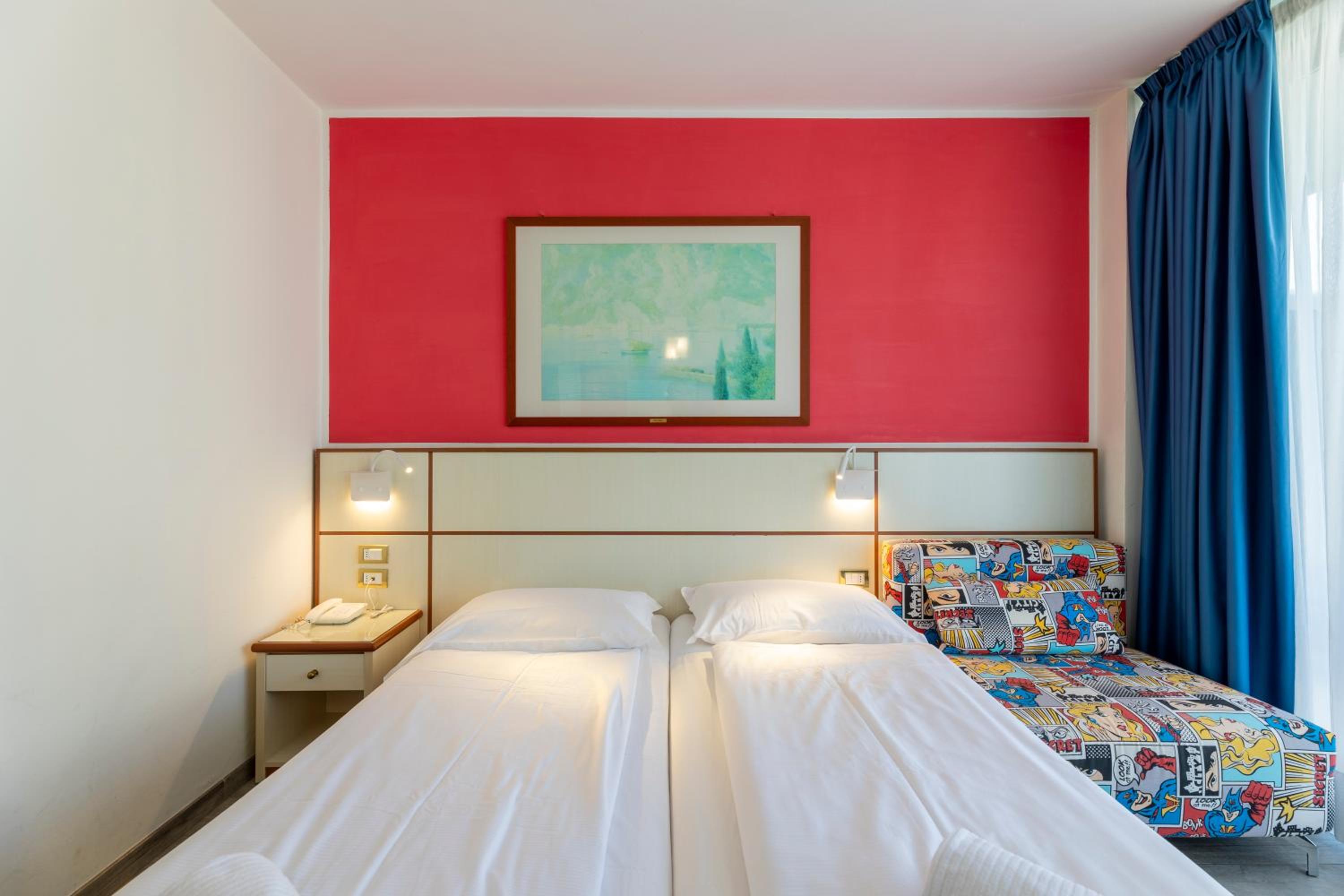 Double or Twin Room with Balcony and Garden View - Photo 4