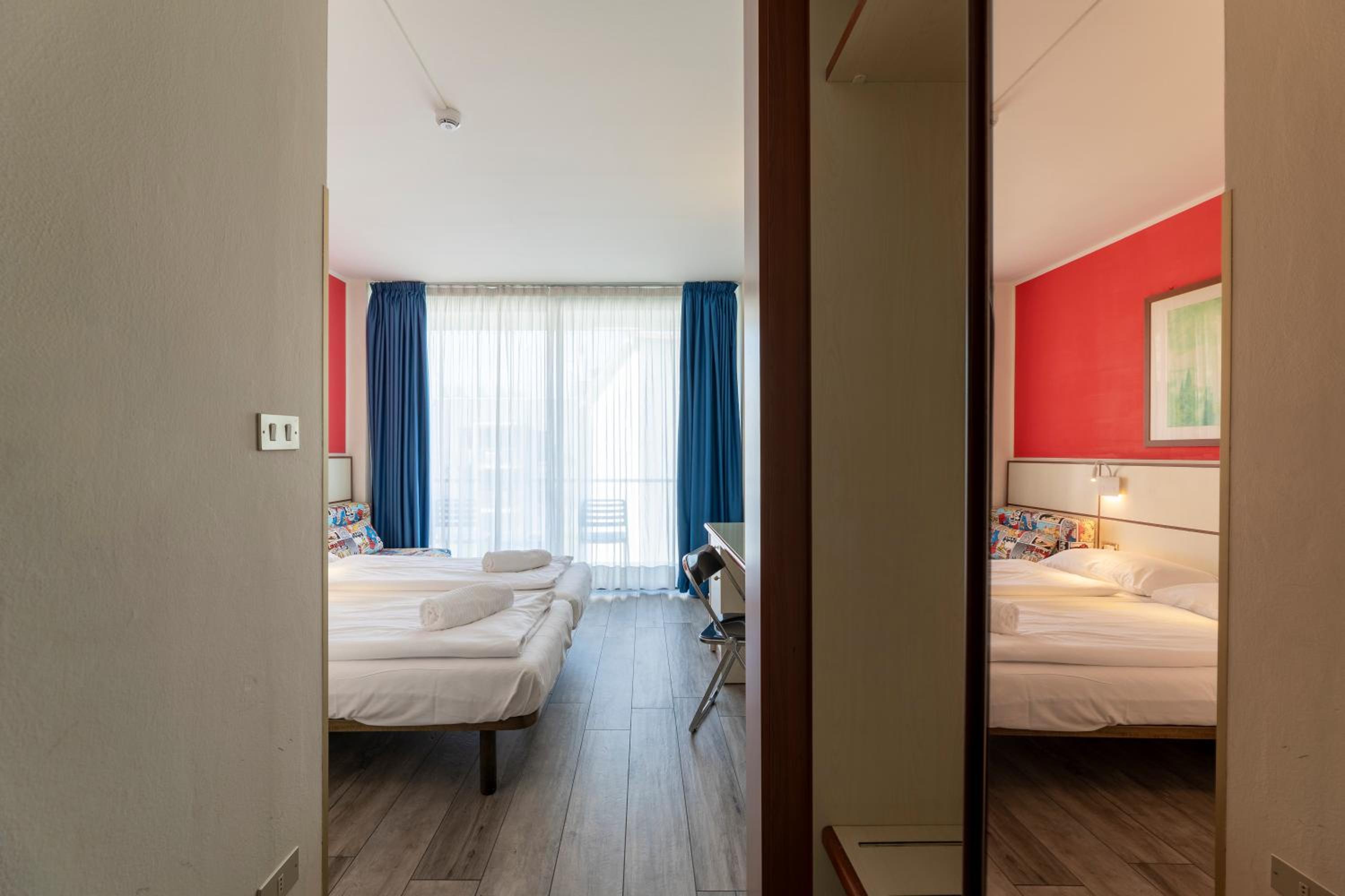 Double or Twin Room with Balcony and Garden View - Photo 3