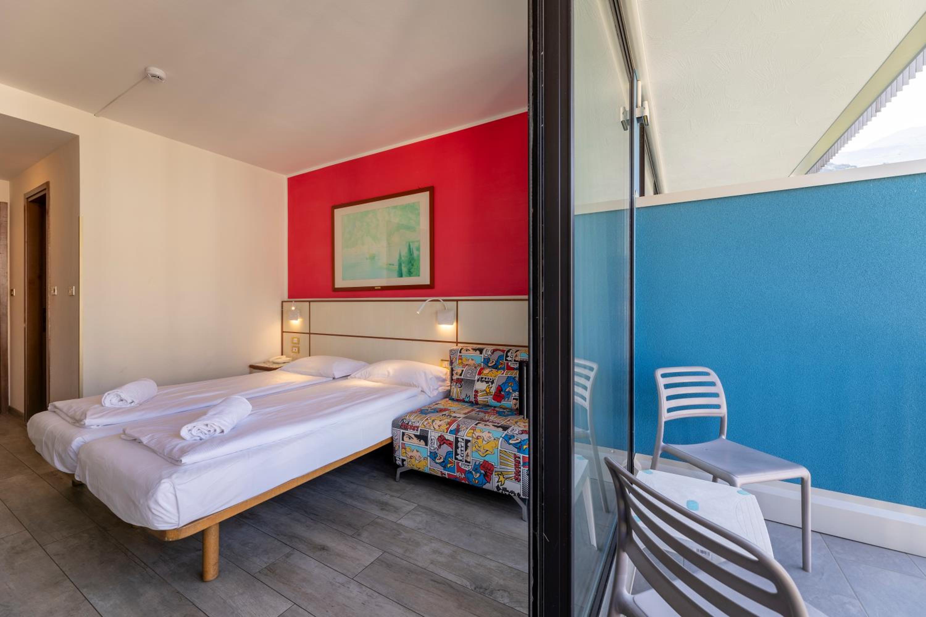 Double or Twin Room with Balcony and Garden View - Photo 2