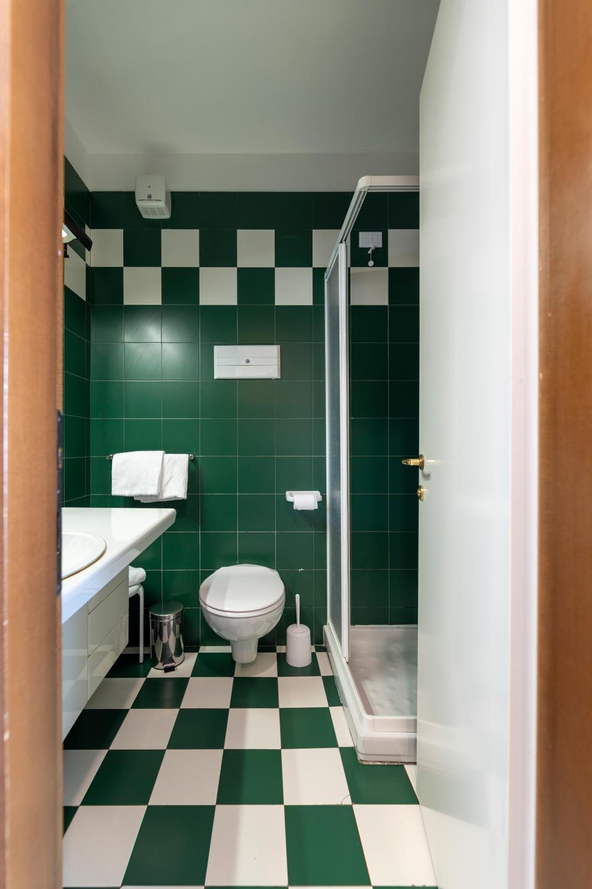 Double or Twin Room with Balcony and Garden View - Photo 7