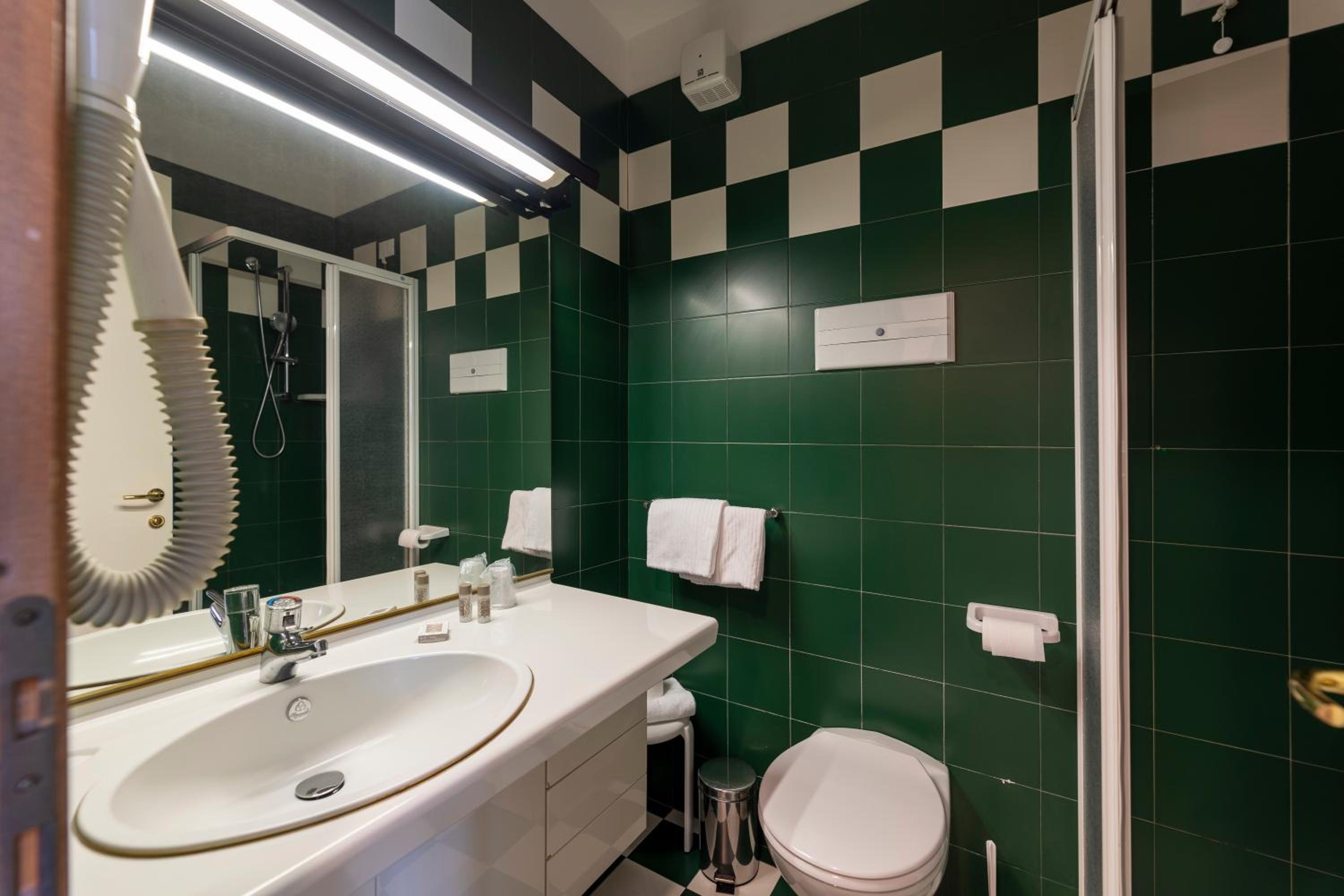 Double or Twin Room with Balcony and Garden View - Photo 6