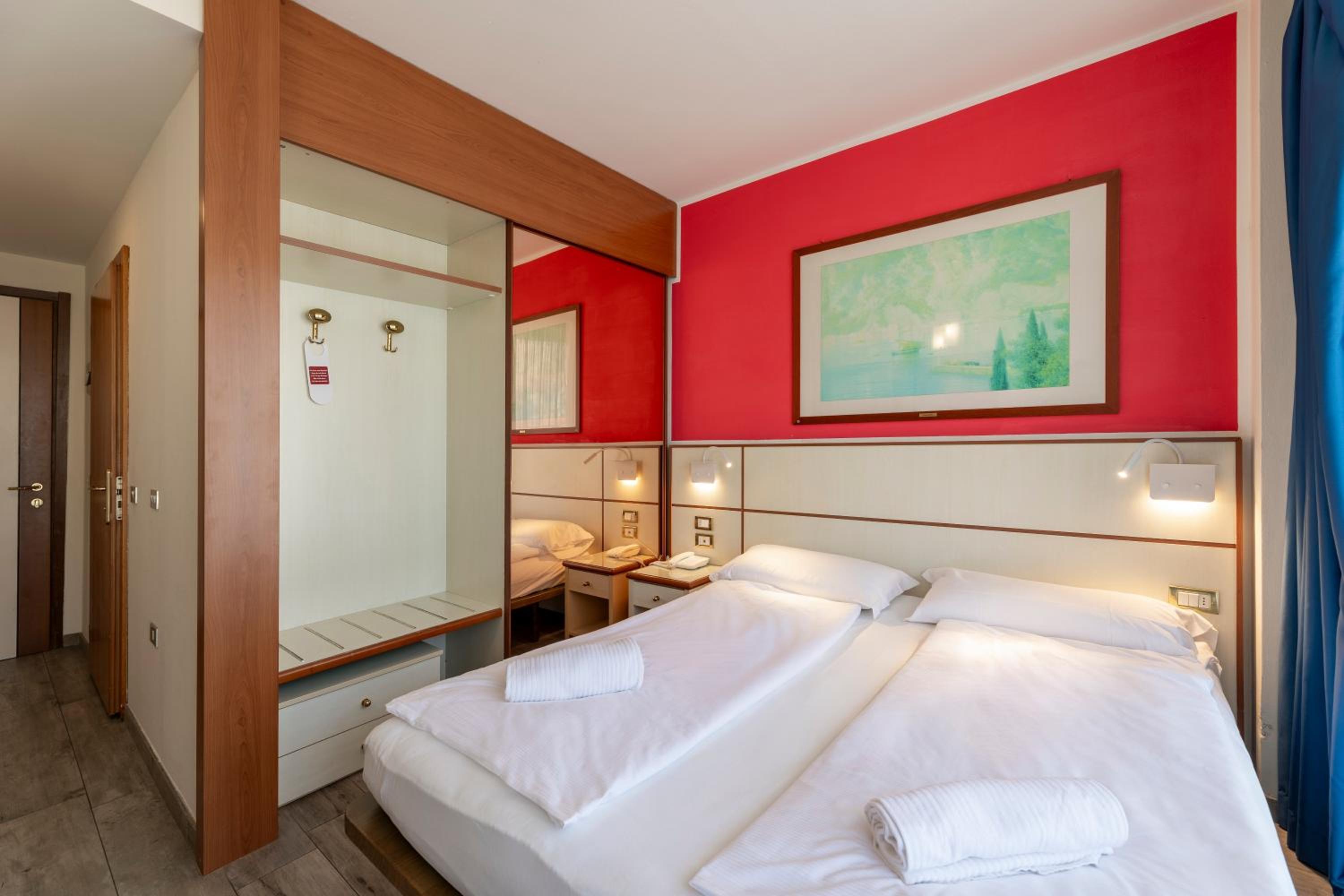 Double or Twin Room with Garden View - Photo 8