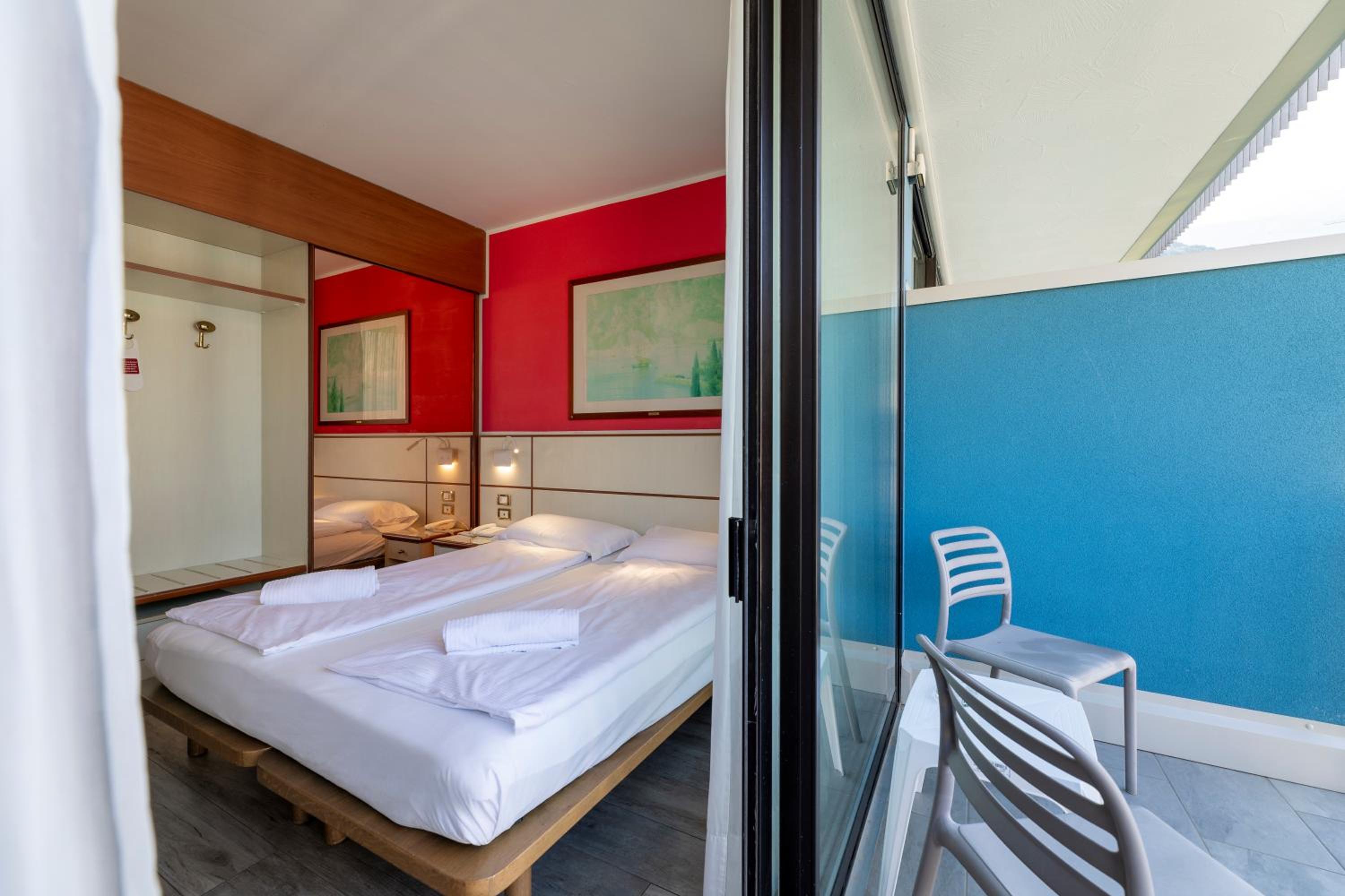 Double or Twin Room with Garden View - Photo 7
