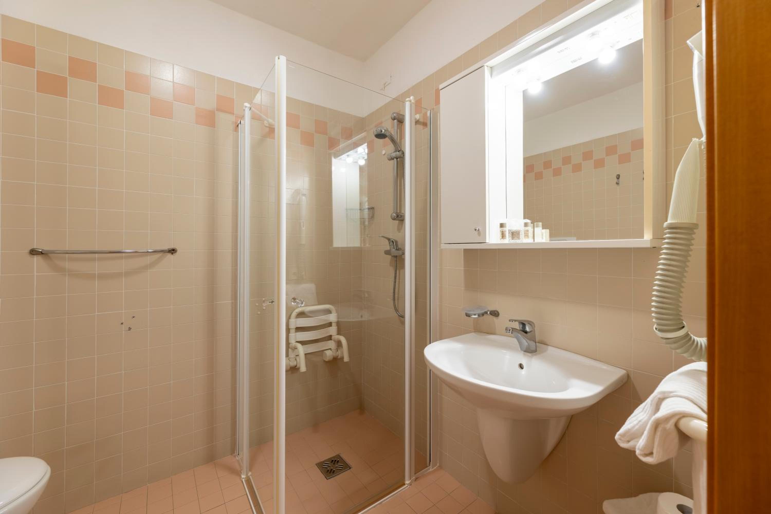 Double or Twin Room with Garden View - Photo 5