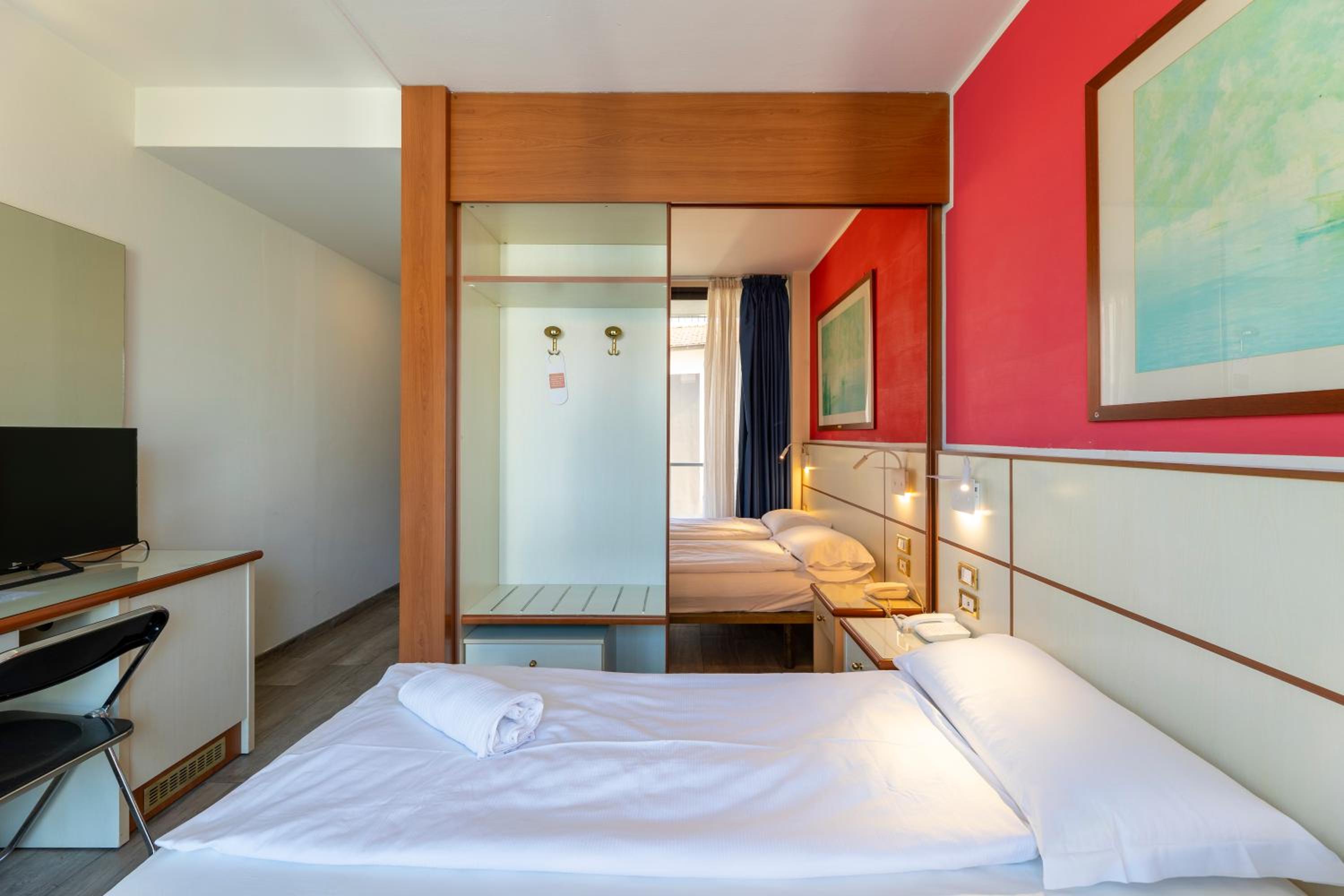 Double or Twin Room with Garden View - Photo 4