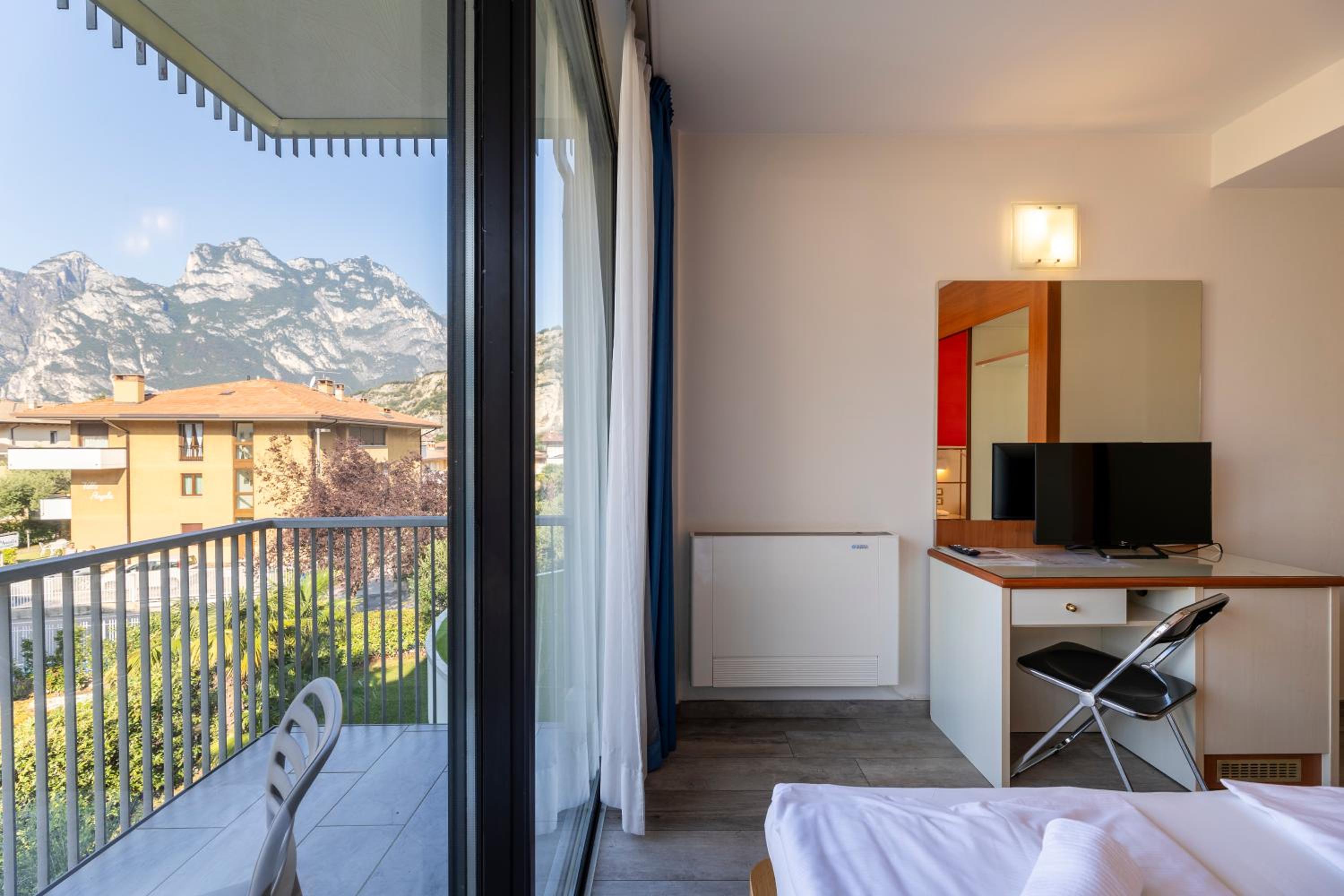 Double or Twin Room with Garden View - Photo 3