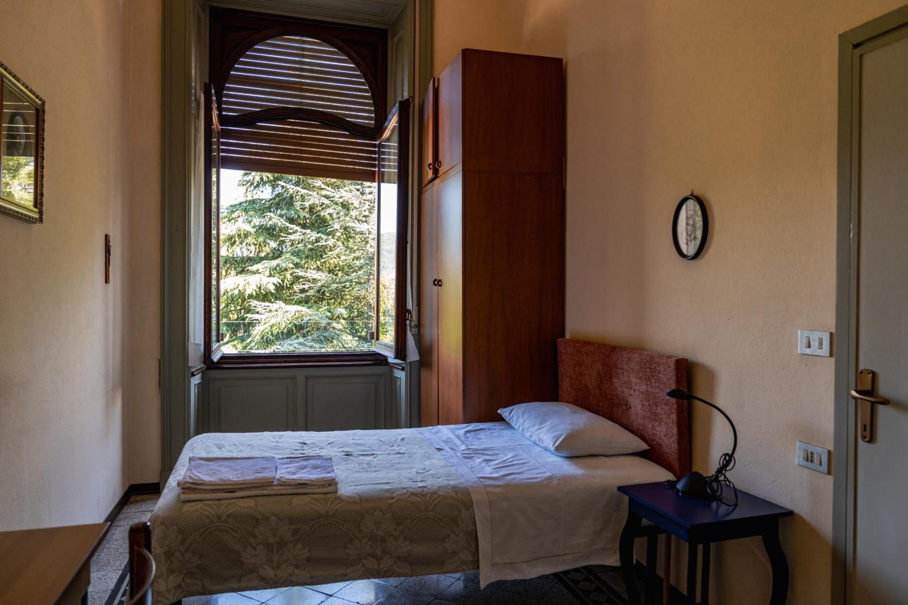 Single Room with Private Bathroom photo 2