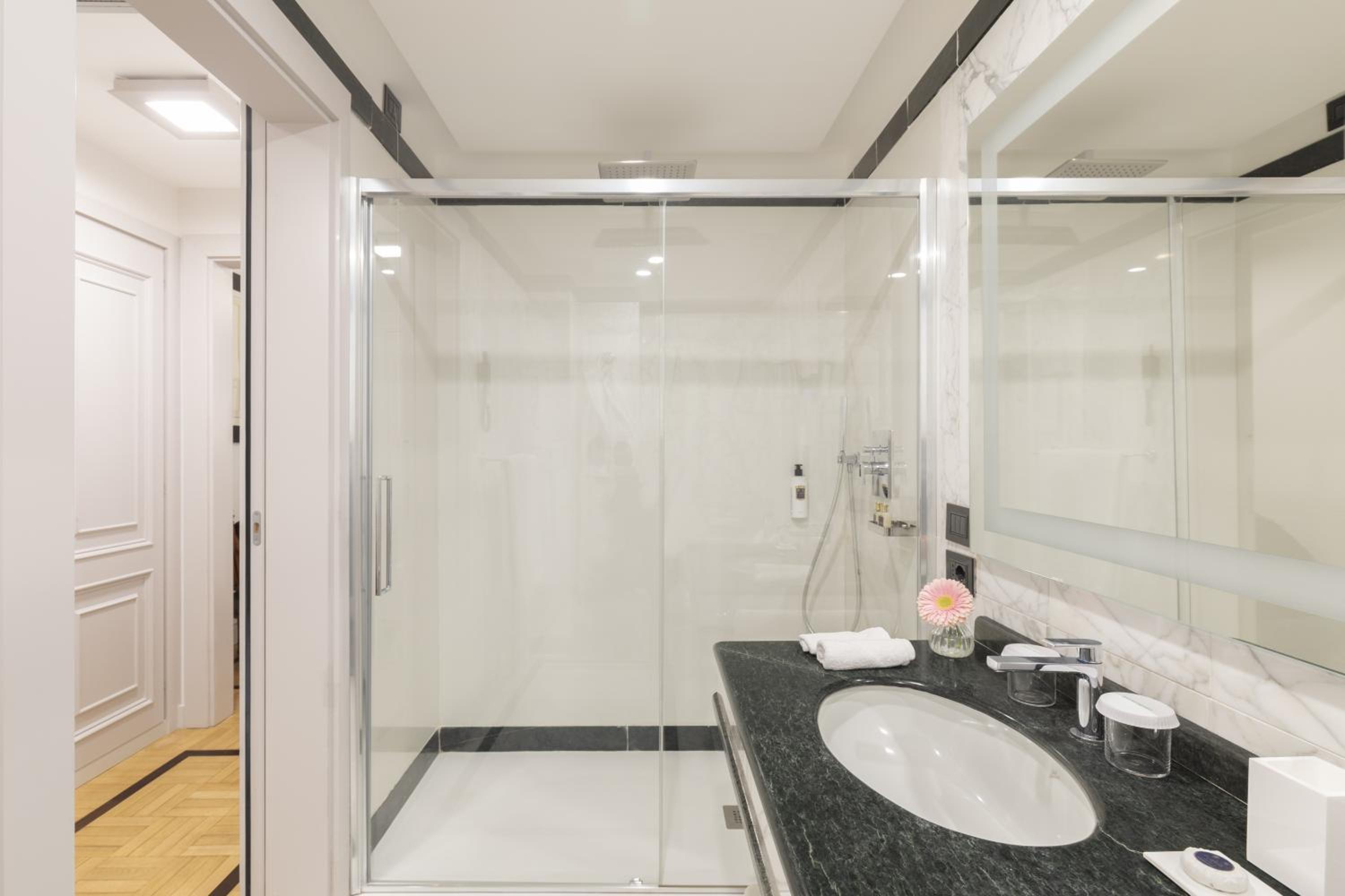 Standard Double or Twin Room - Photo 3
