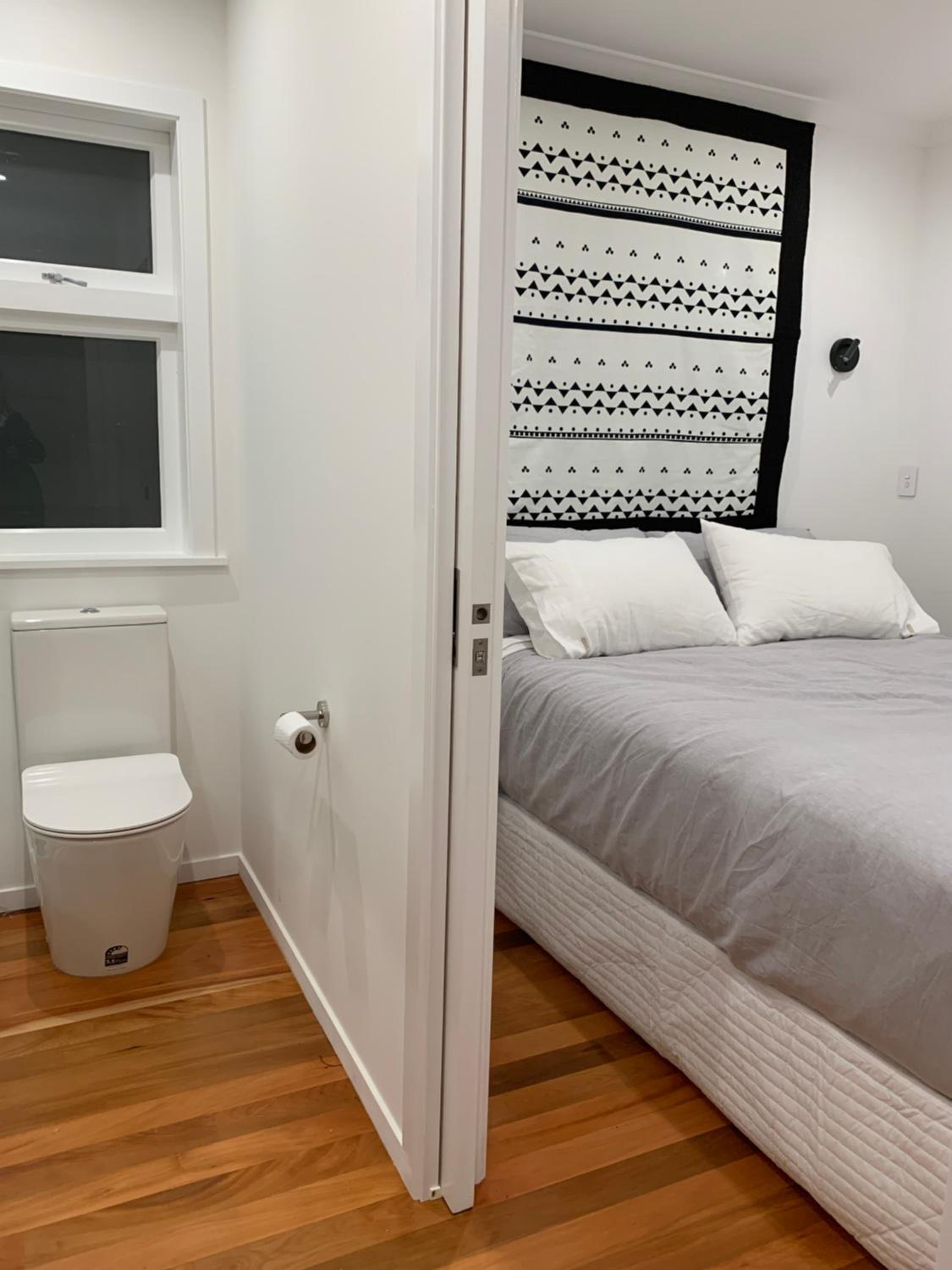 Deluxe One-Bedroom Apartment photo 3