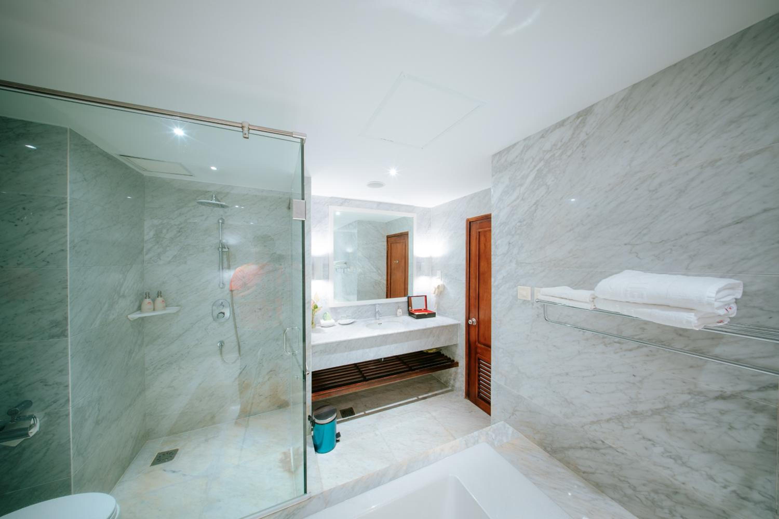 Deluxe Twin Room with Sea View photo 3